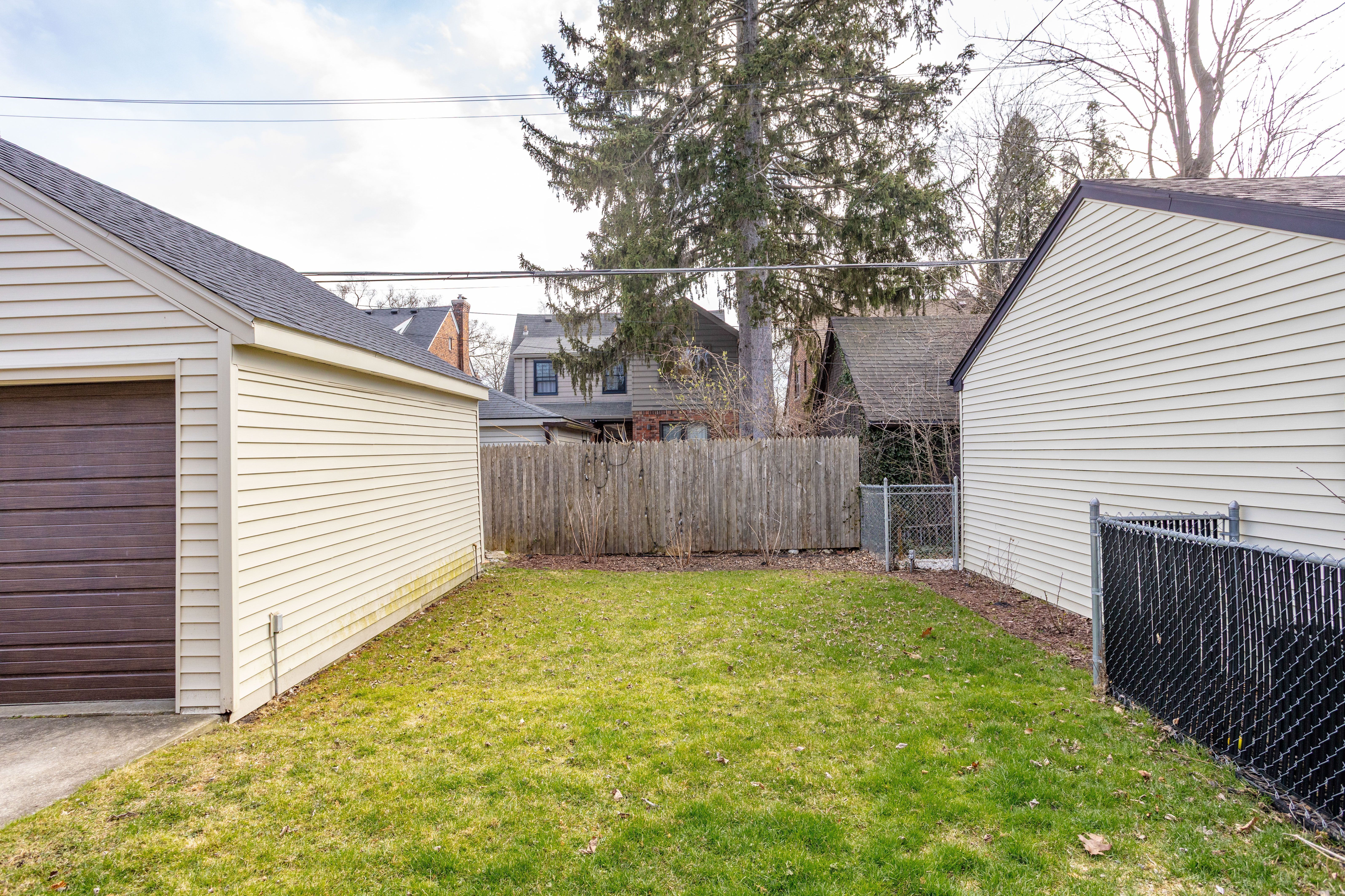 GrossePointeFarms, Michigan, 48236, United States, 3 Bedrooms Bedrooms, ,3 BathroomsBathrooms,Residential,For Sale,1806255