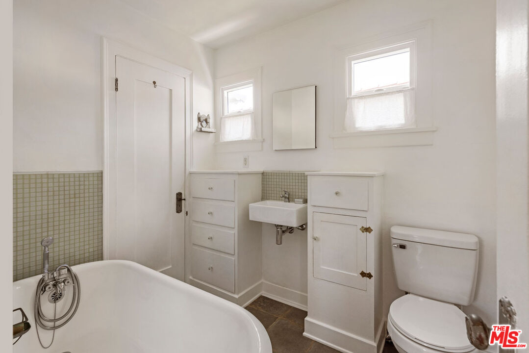 Los Angeles, California, 90065, United States, 1 Bedroom Bedrooms, ,1 BathroomBathrooms,Residential,For Sale,1913334