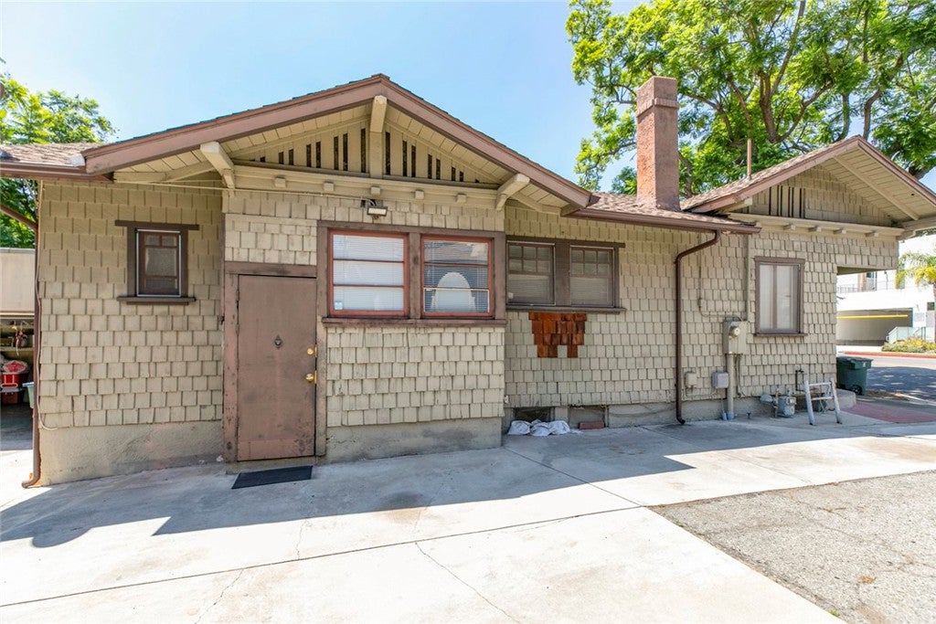 Pasadena, California, 91101, United States, 2 Bedrooms Bedrooms, ,1 BathroomBathrooms,Residential,For Sale,1996885