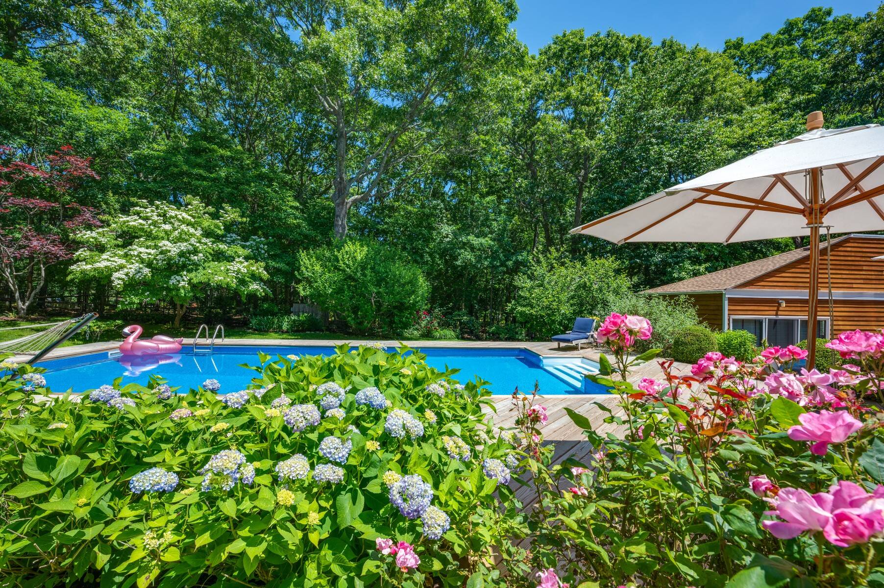  Architectural Distinction in a Private Garden Setting - 物件實景