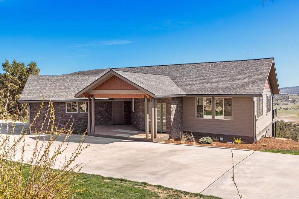 Klamath Falls, Oregon, 97601, United States, 3 Bedrooms Bedrooms, ,4 BathroomsBathrooms,Residential,For Sale,1794380