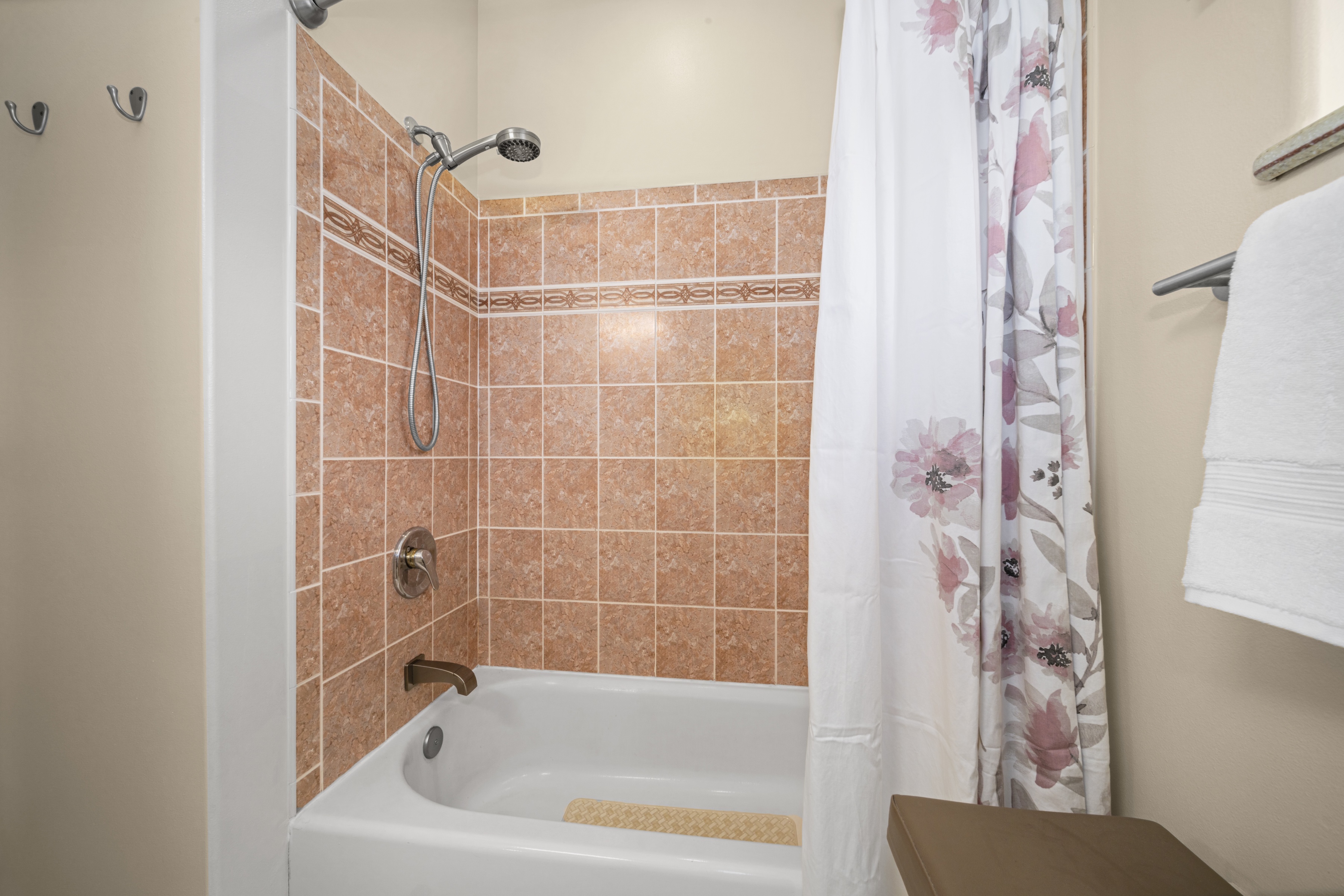  Pride of ownership explains this 4 bedroom 2.5 bath home & backyard - 物件實景