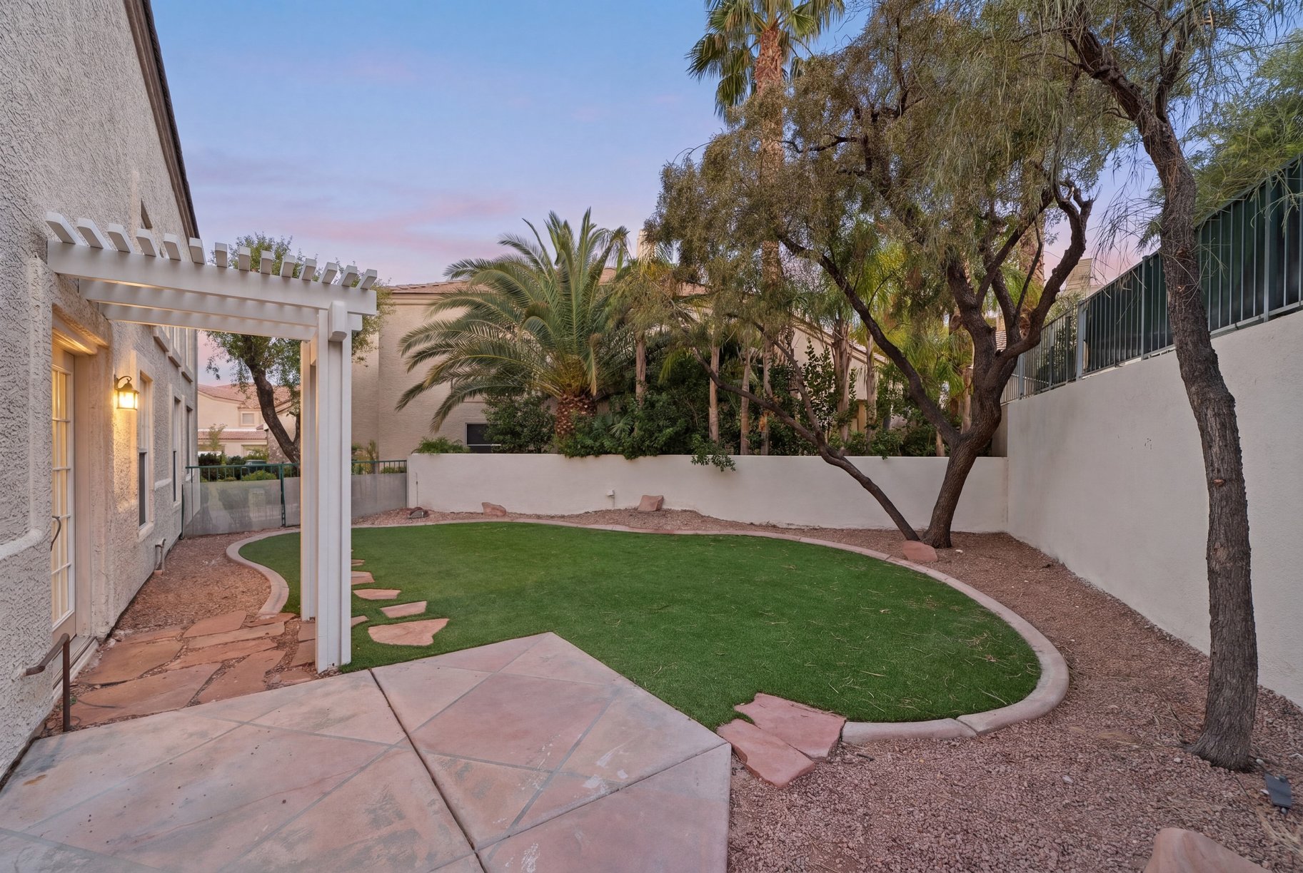  Rare oversized yard within this gated enclave - 物件實景