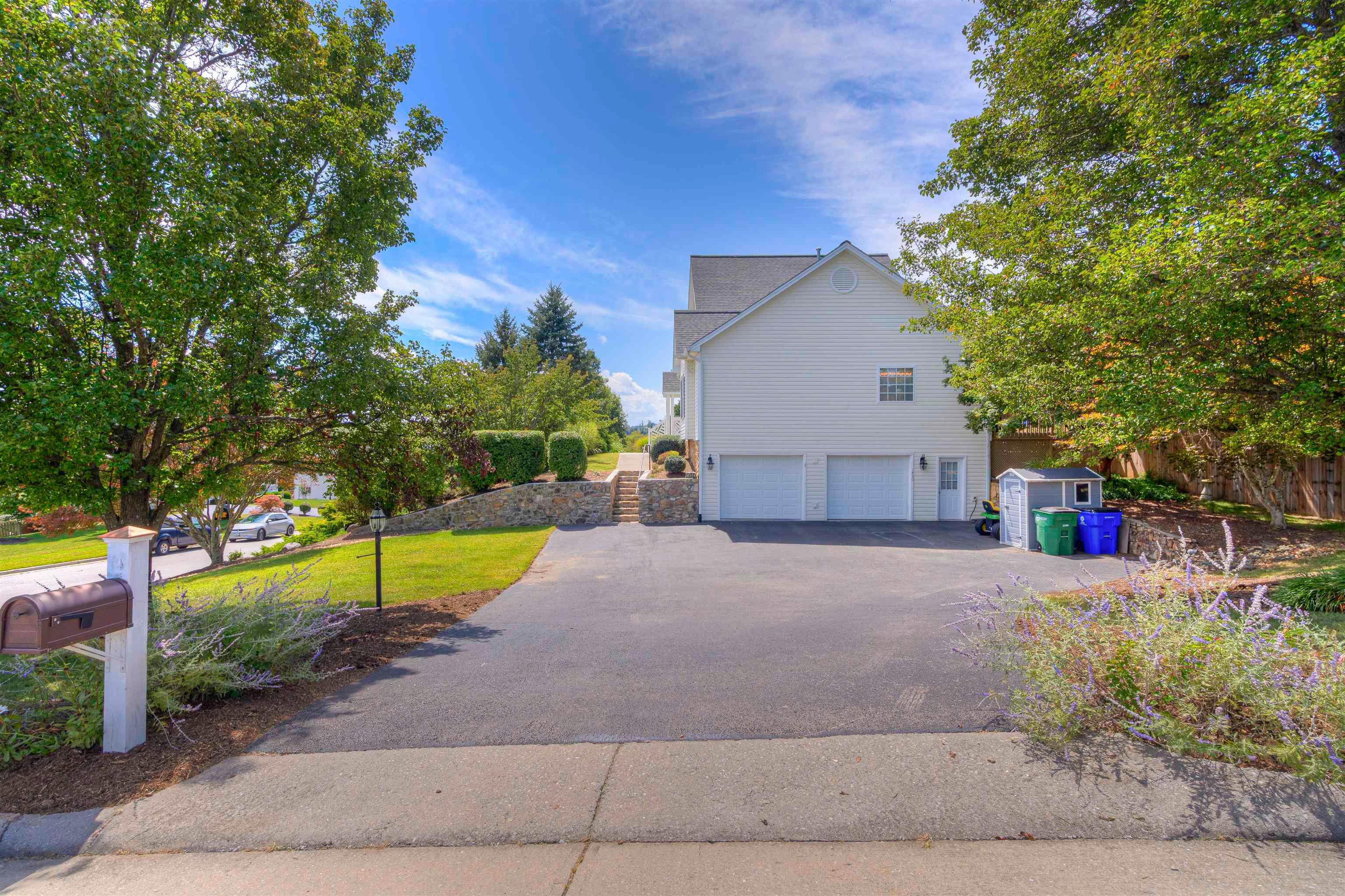 Christiansburg, Virginia, 24073, United States, 4 Bedrooms Bedrooms, ,4 BathroomsBathrooms,Residential,For Sale,1940345