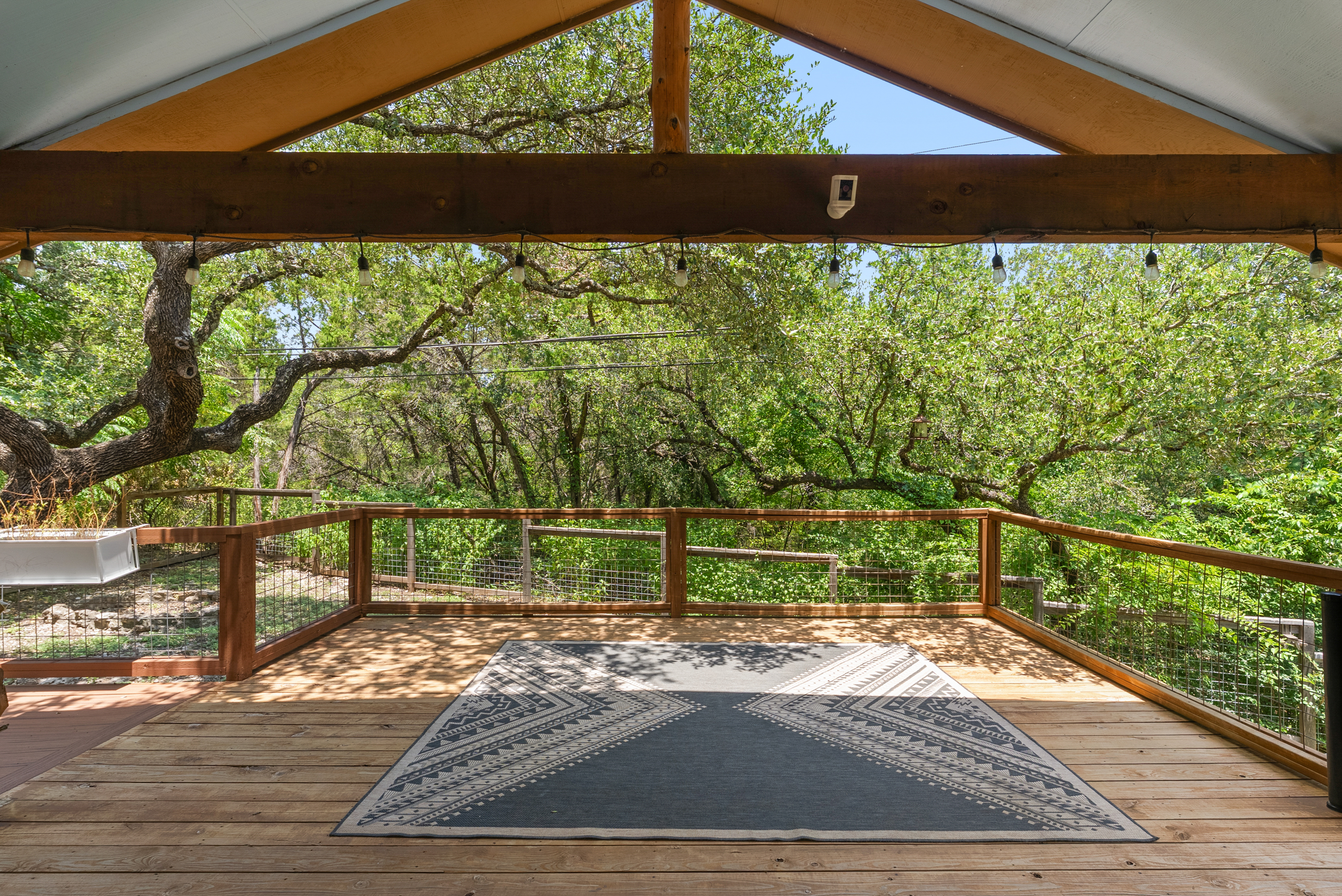  Thoughtfully Updated. Wonderfully Private. Move-In Ready - 物件實景