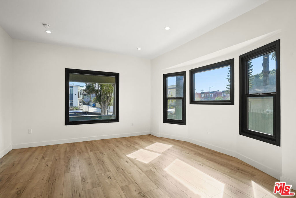 Los Angeles, California, 90007, United States, 5 Bedrooms Bedrooms, ,3 BathroomsBathrooms,Residential,For Sale,1975111