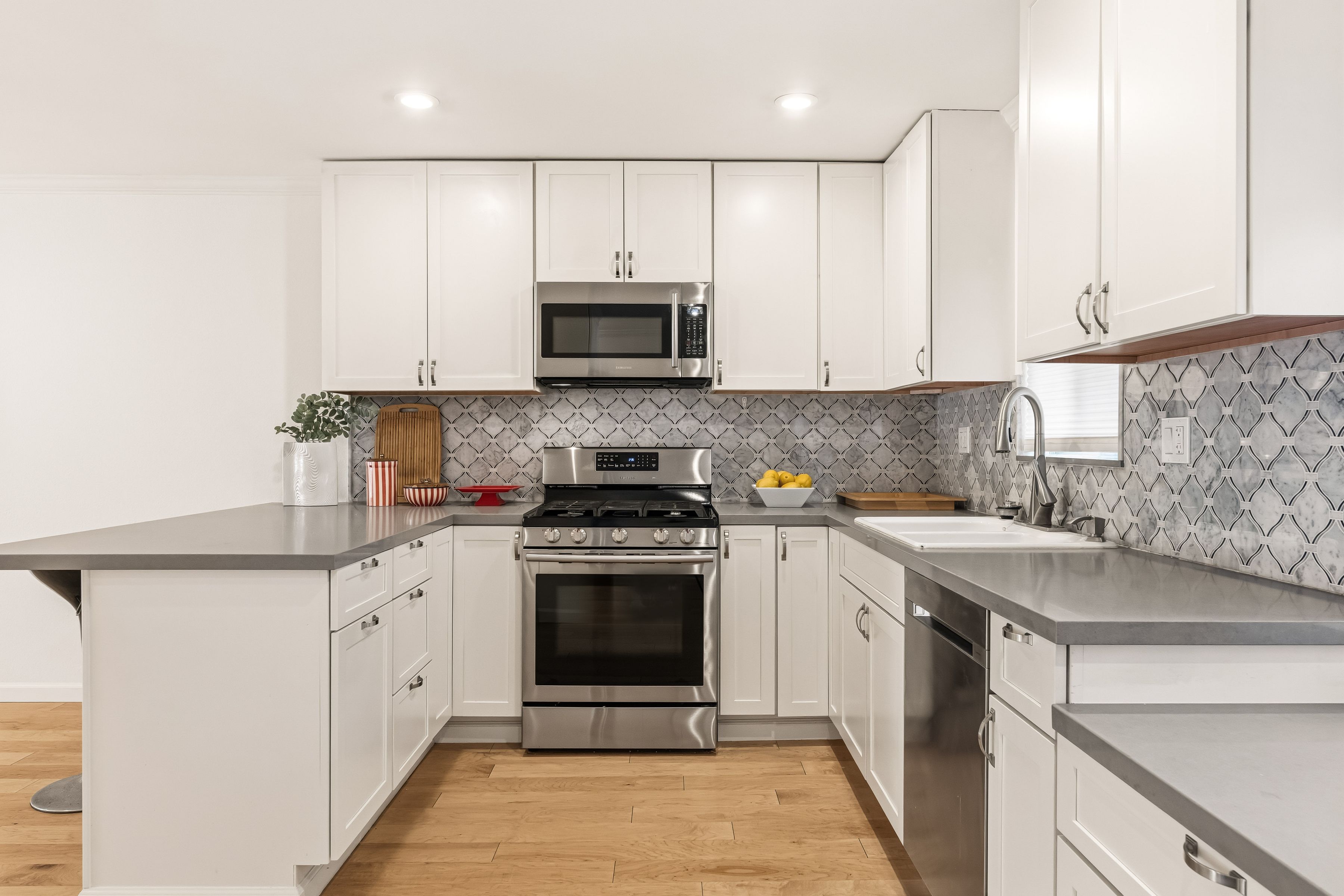  2320 S Bentley Ave - 物件實景