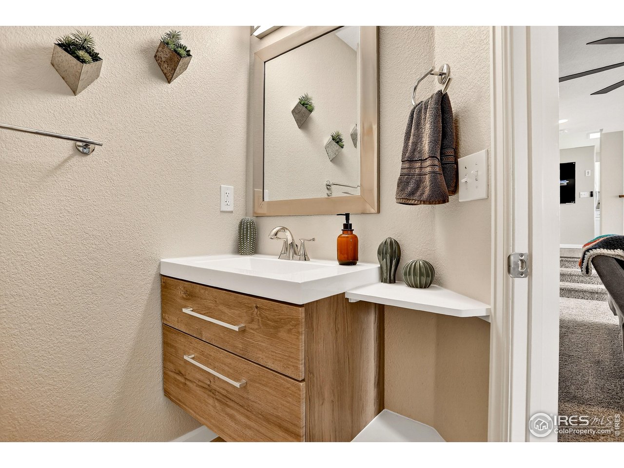 Aurora, Colorado, 80015, United States, 4 Bedrooms Bedrooms, ,2 BathroomsBathrooms,Residential,For Sale,2001847