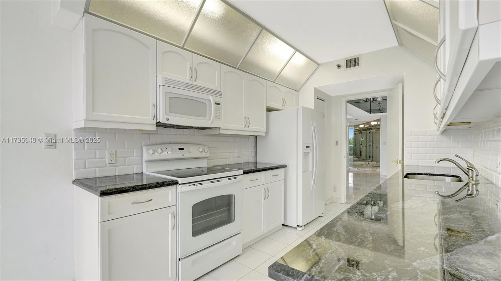 Aventura, Florida, 33180, United States, 3 Bedrooms Bedrooms, ,3 BathroomsBathrooms,Residential,For Sale,1696831