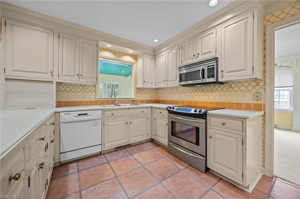 High Point, North Carolina, 27262, United States, 5 Bedrooms Bedrooms, ,4 BathroomsBathrooms,Residential,For Sale,1925566