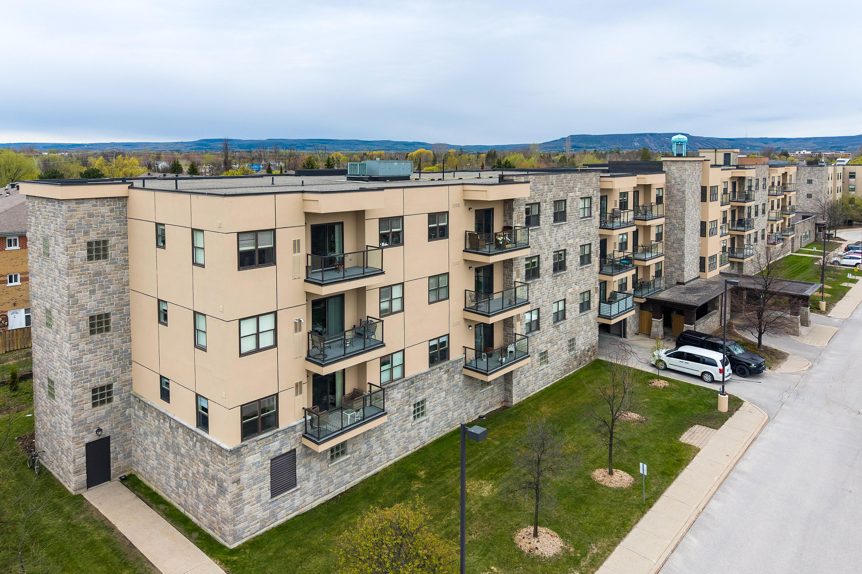  Raglan Heights Condo - 物件實景