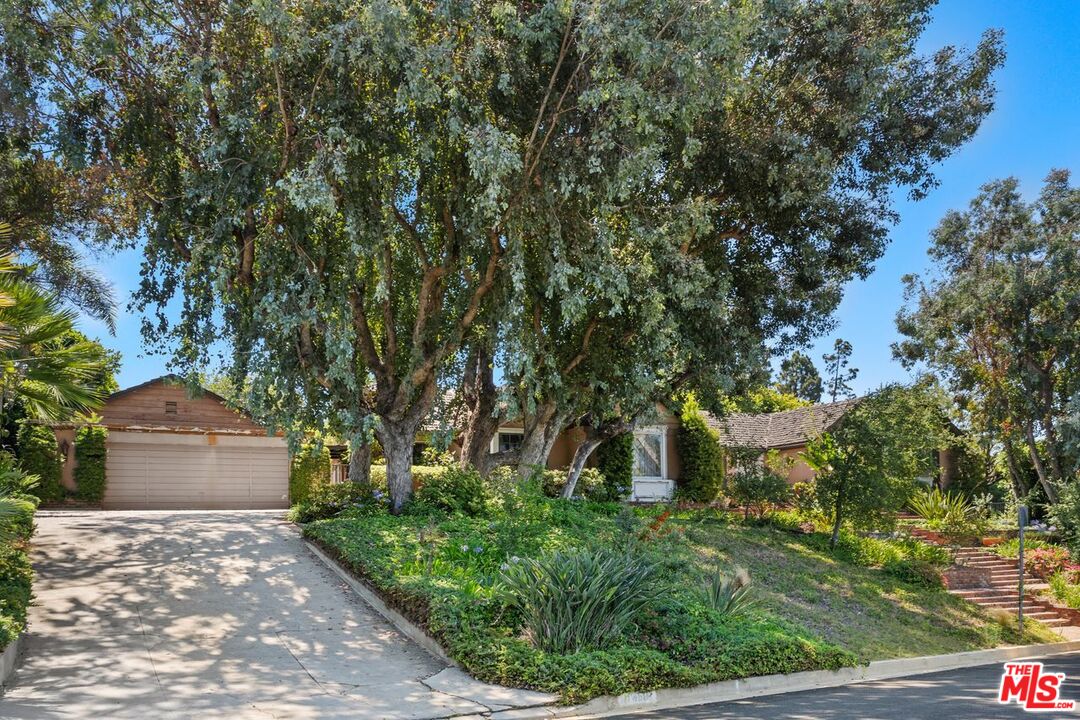 Los Angeles, California, 90049, United States, 4 Bedrooms Bedrooms, ,4 BathroomsBathrooms,Residential,For Sale,1913168