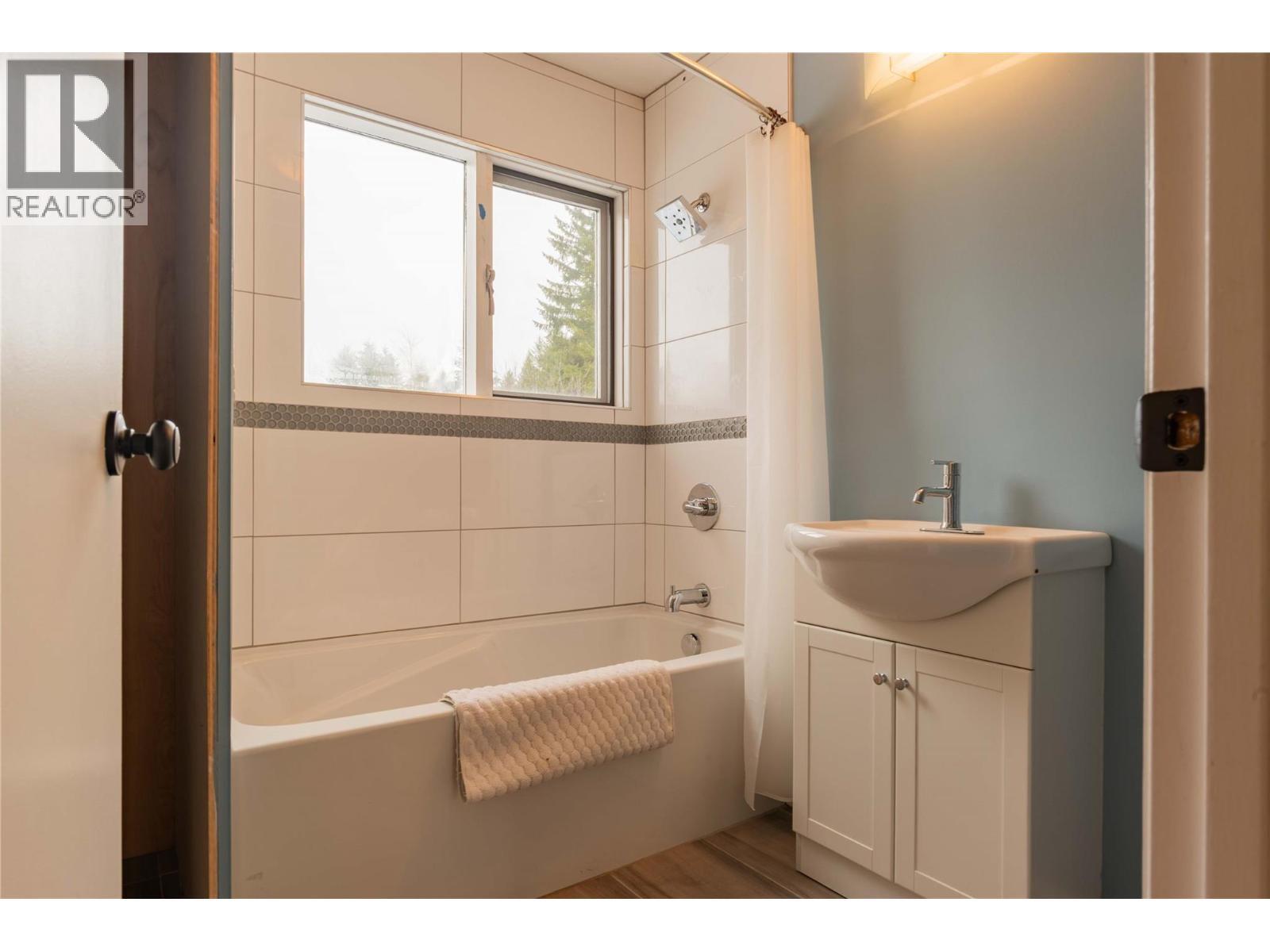 APPLEDALE, British Columbia, V0G 2J0, CA, 5 Bedrooms Bedrooms, ,2 BathroomsBathrooms,Residential,For Sale,1946998