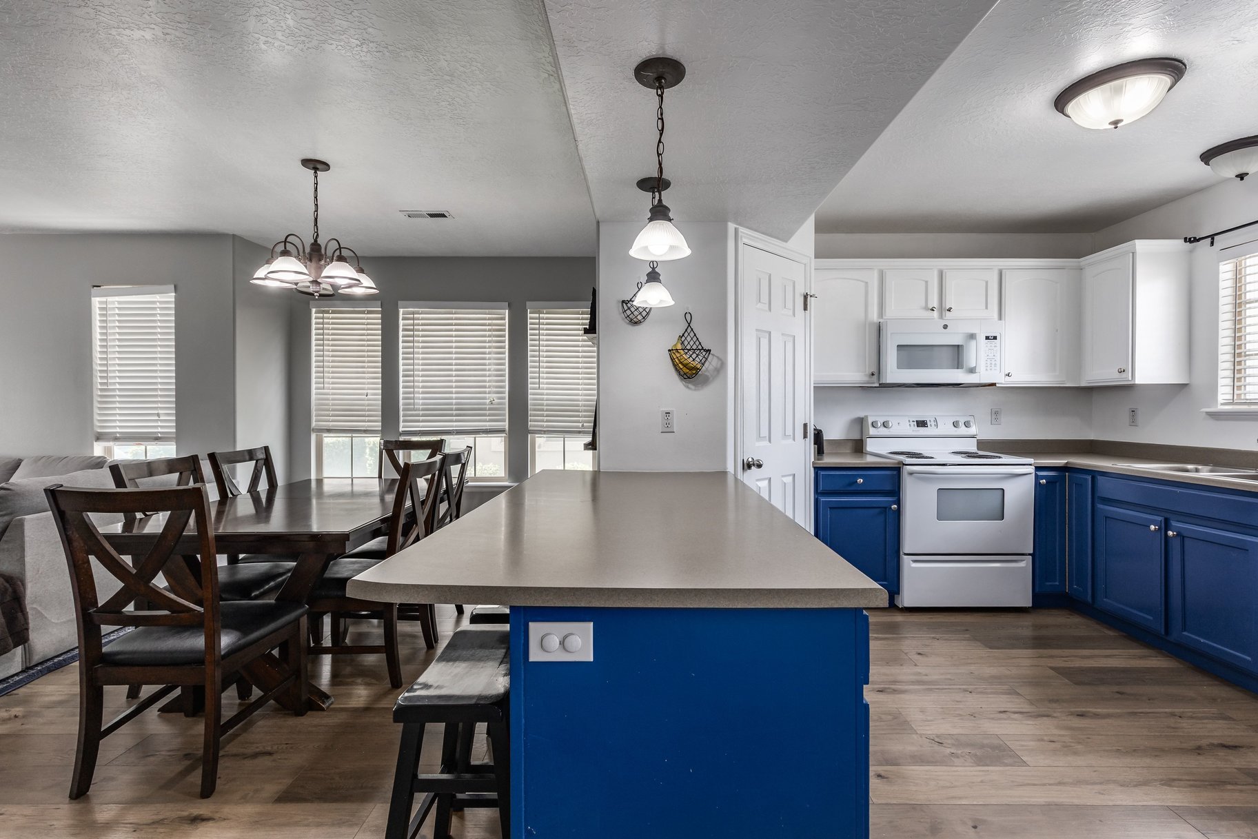  End Row Townhome in Highly Desired Location - 物件實景