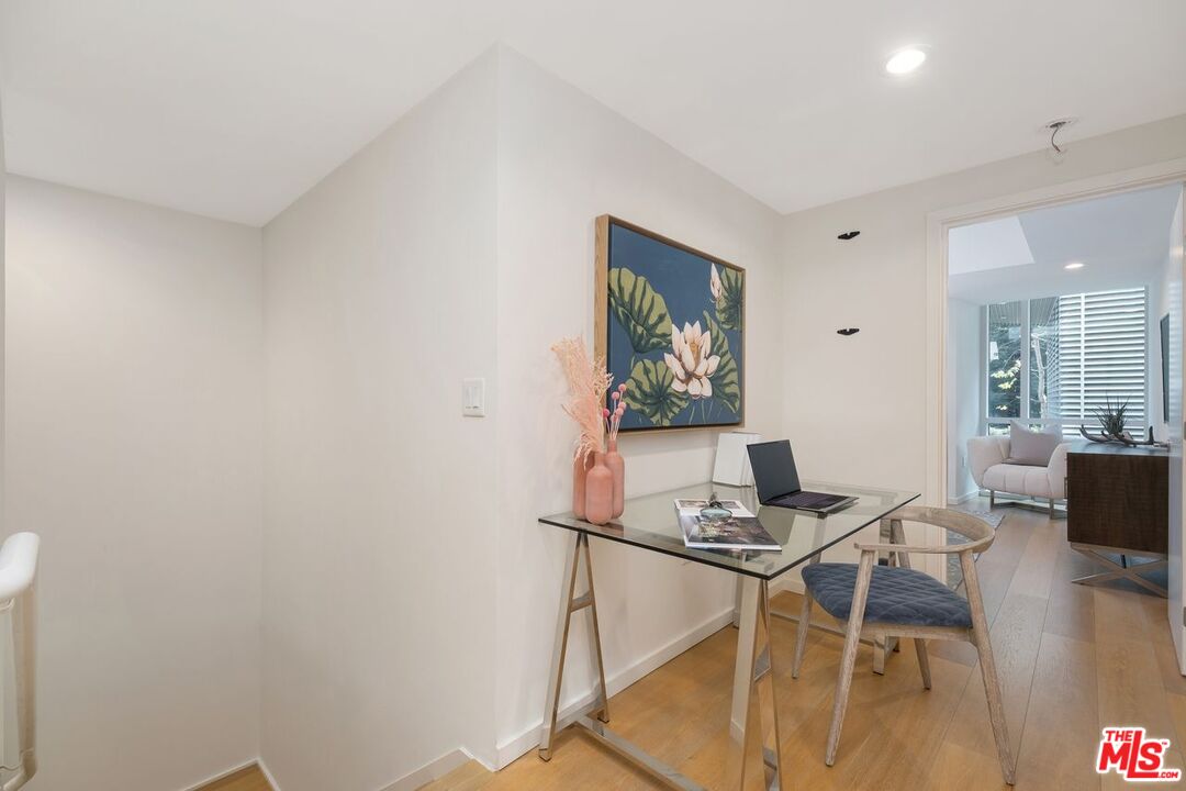 Santa Monica, California, 90401, United States, 2 Bedrooms Bedrooms, ,2 BathroomsBathrooms,Residential,For Sale,2001911