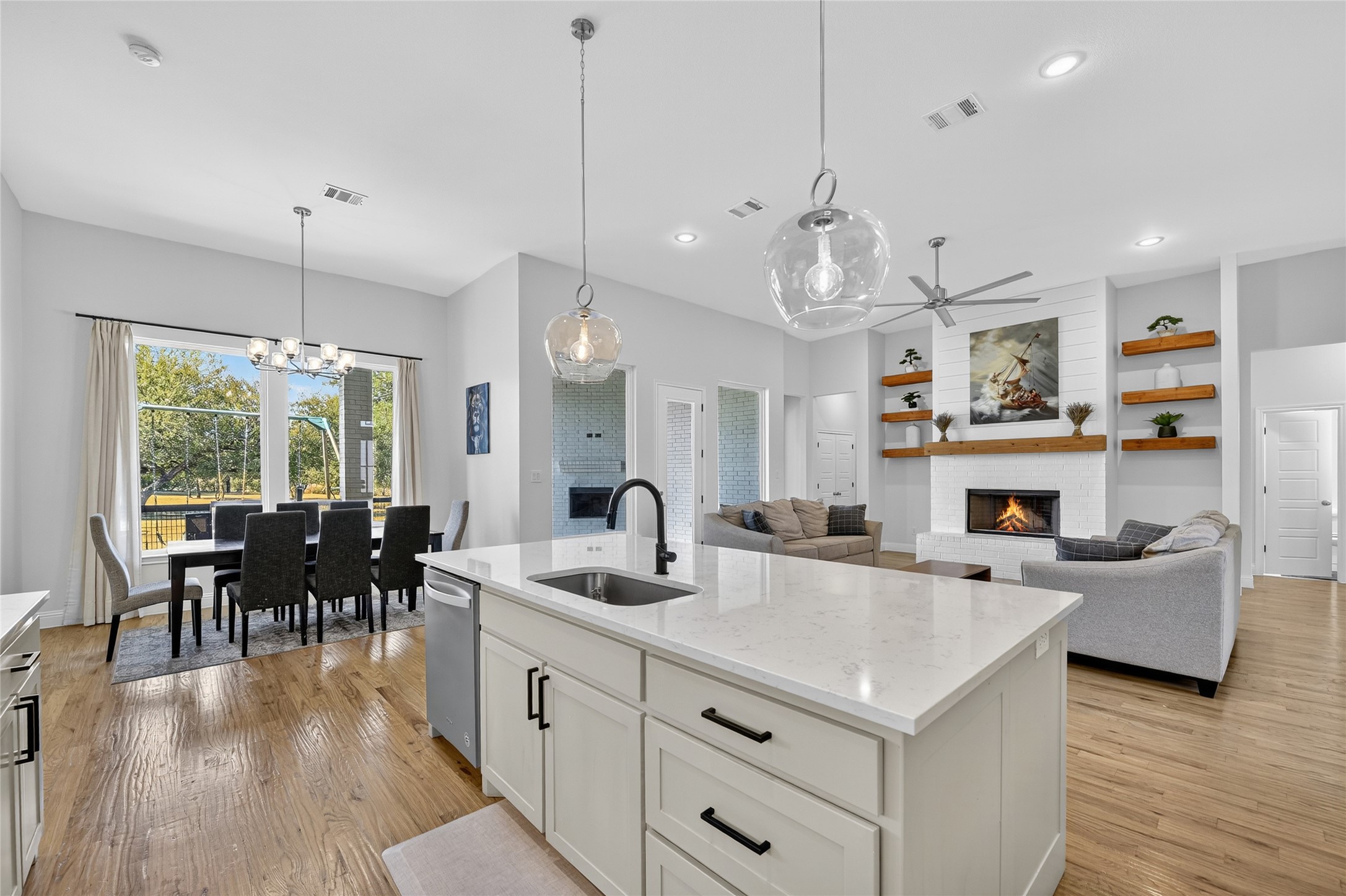 Springtown, Texas, 76082, United States, 4 Bedrooms Bedrooms, ,3 BathroomsBathrooms,Residential,For Sale,1966278