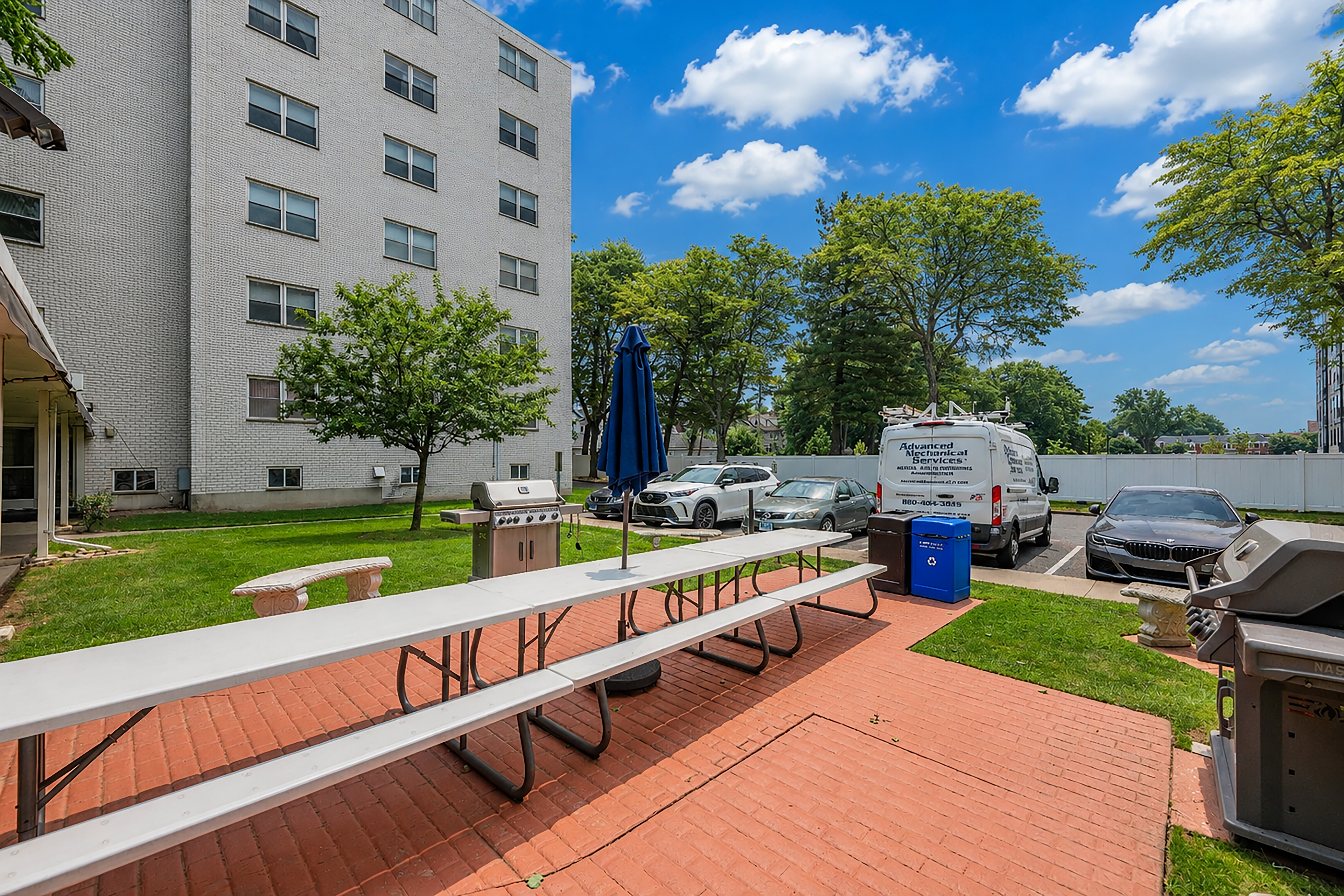  893 Farmington Avenue - 物件實景