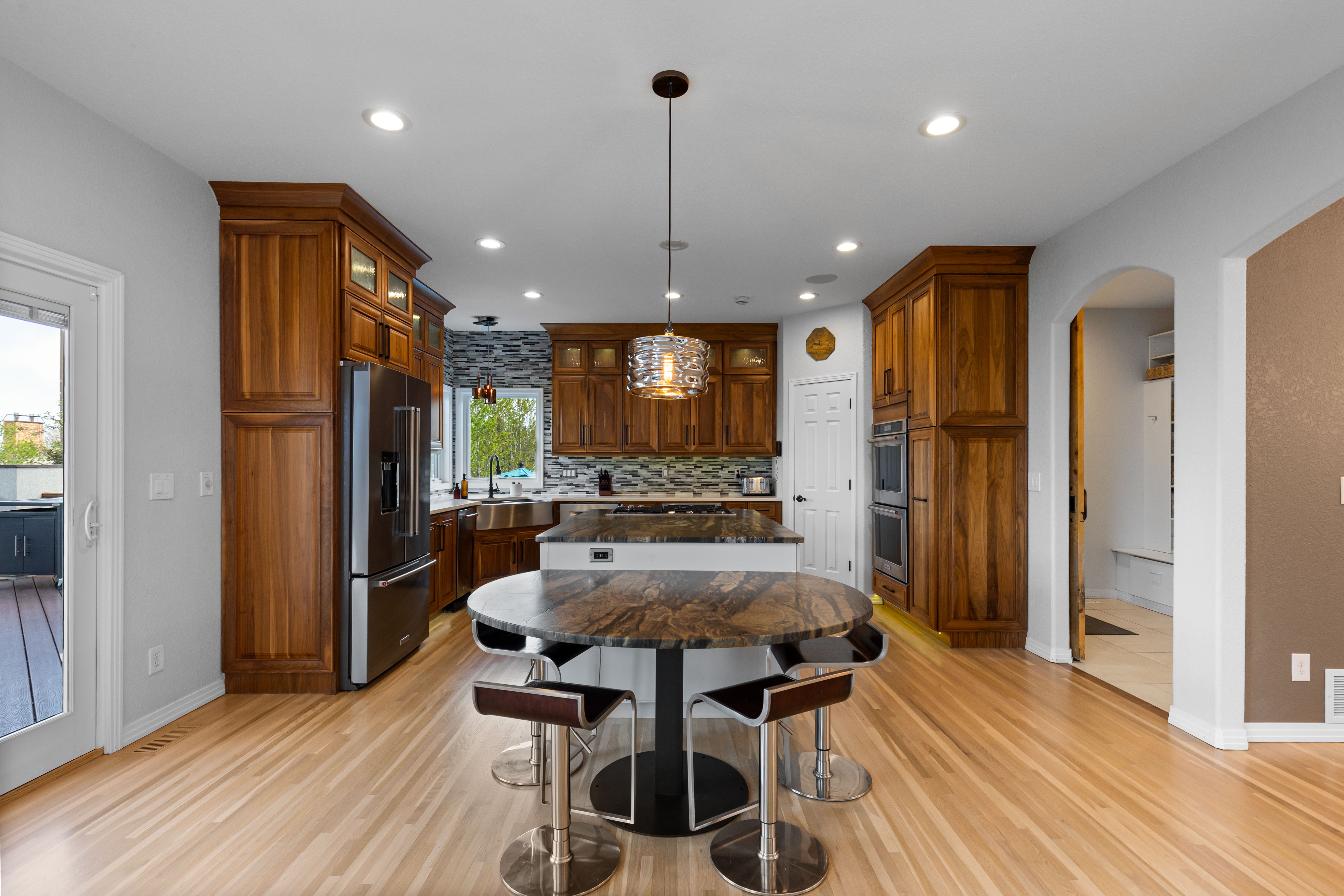  Stunning two-story walkout on a rare usable ¾-acre lot - 物件實景