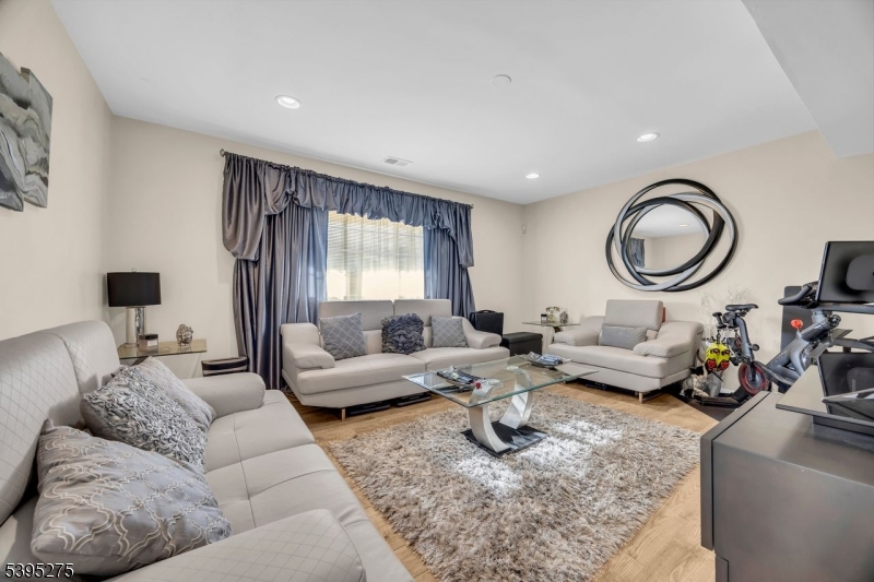 Franklin Twp., New Jersey, 08873, United States, 4 Bedrooms Bedrooms, ,3 BathroomsBathrooms,Residential,For Sale,1988990