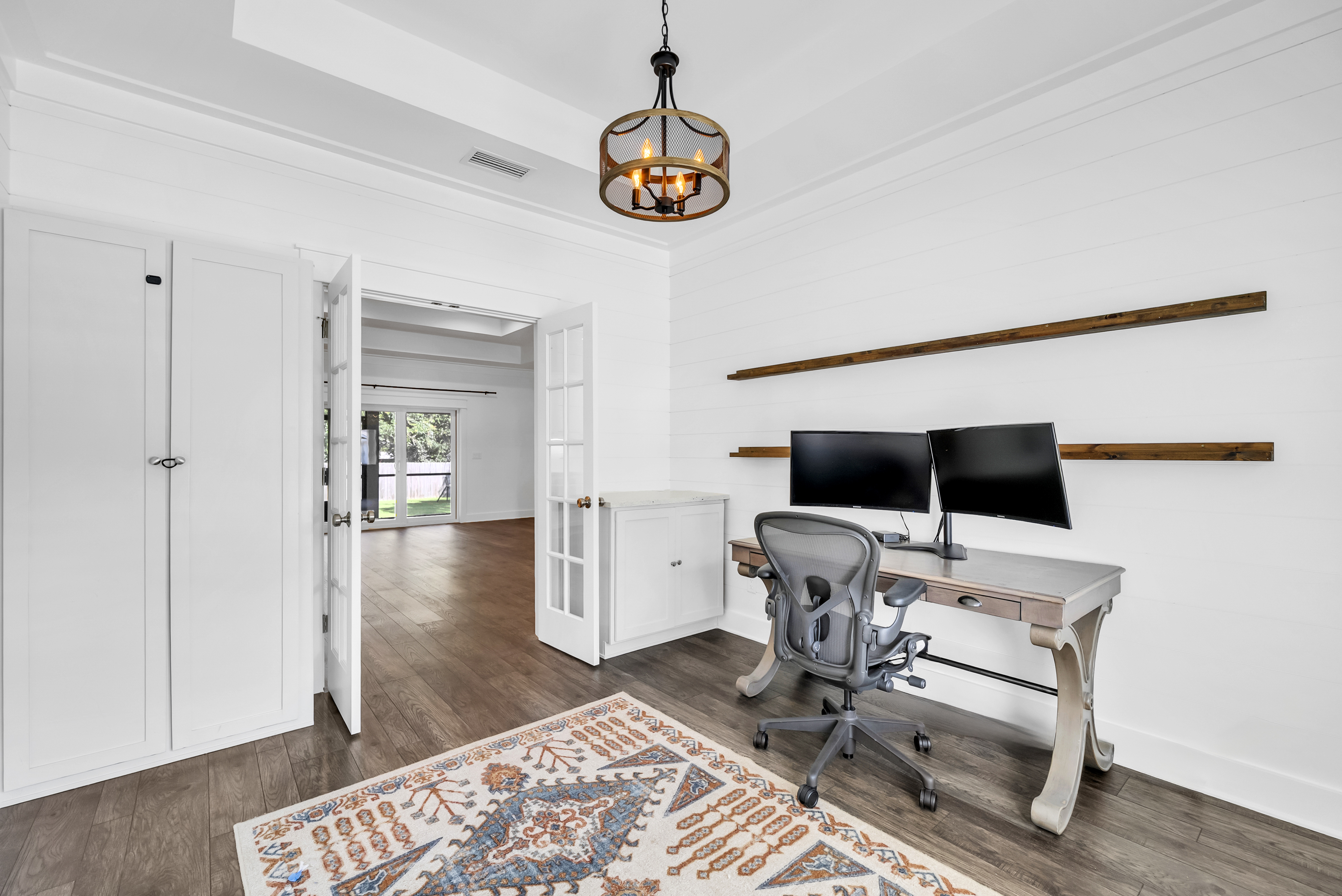  Move-In Ready Brick Home with Spacious Fenced Backyard Near the Bay - 物件實景