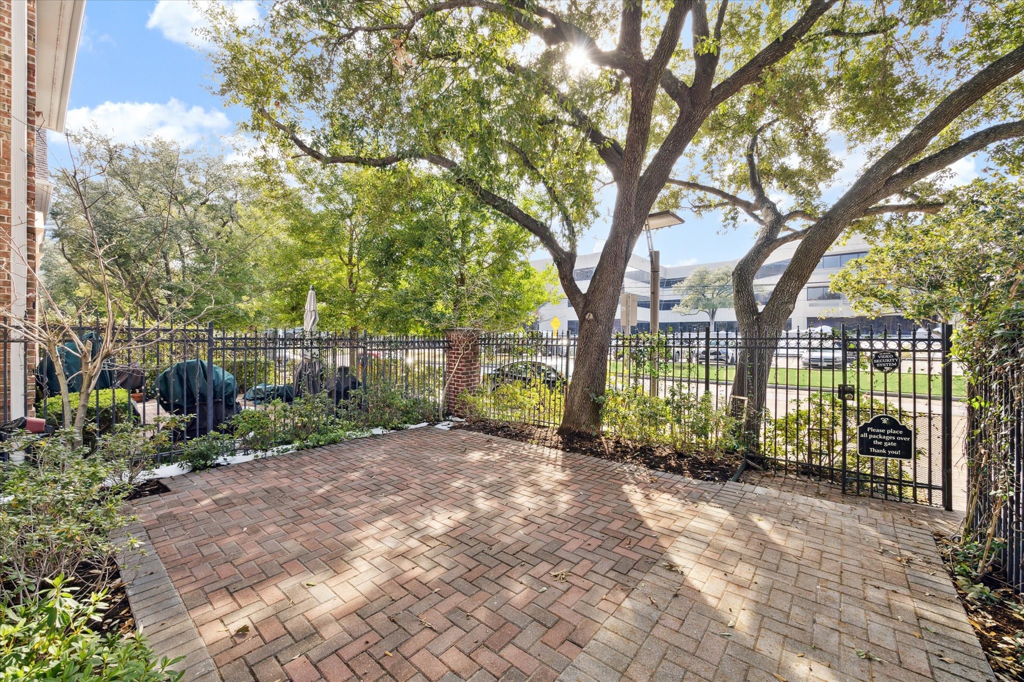  5160 Chevy Chase Drive - 物件實景