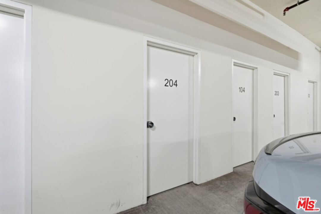 Los Angeles, California, 90010, United States, 3 Bedrooms Bedrooms, ,3 BathroomsBathrooms,Residential,For Sale,1997463