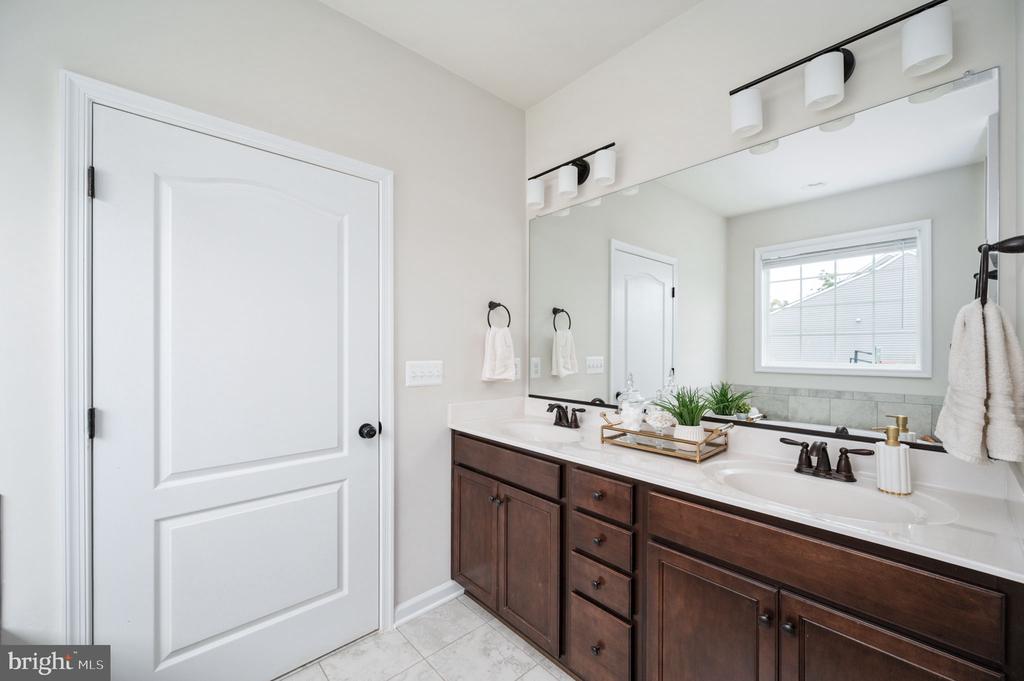 Fredericksburg, Virginia, 22406, United States, 5 Bedrooms Bedrooms, ,4 BathroomsBathrooms,Residential,For Sale,2005971