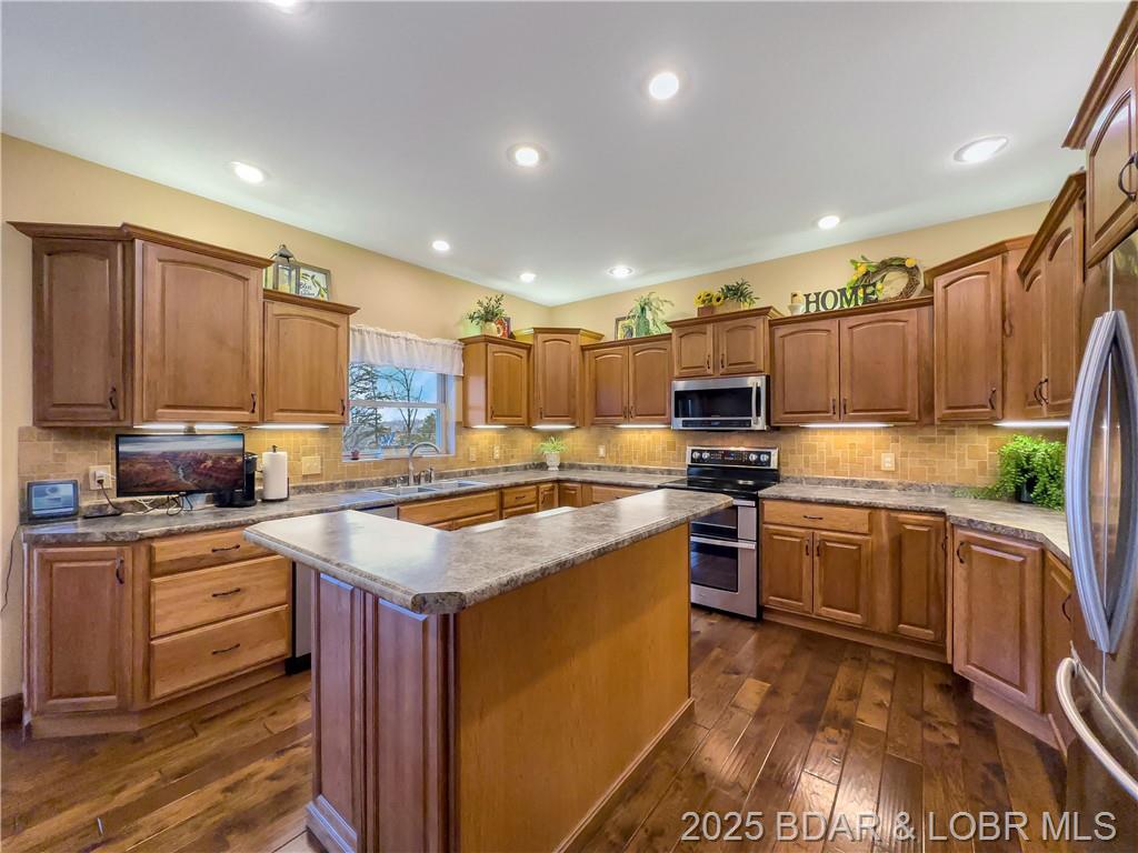 Camdenton, Missouri, 65020, United States, 4 Bedrooms Bedrooms, ,4 BathroomsBathrooms,Residential,For Sale,1805220