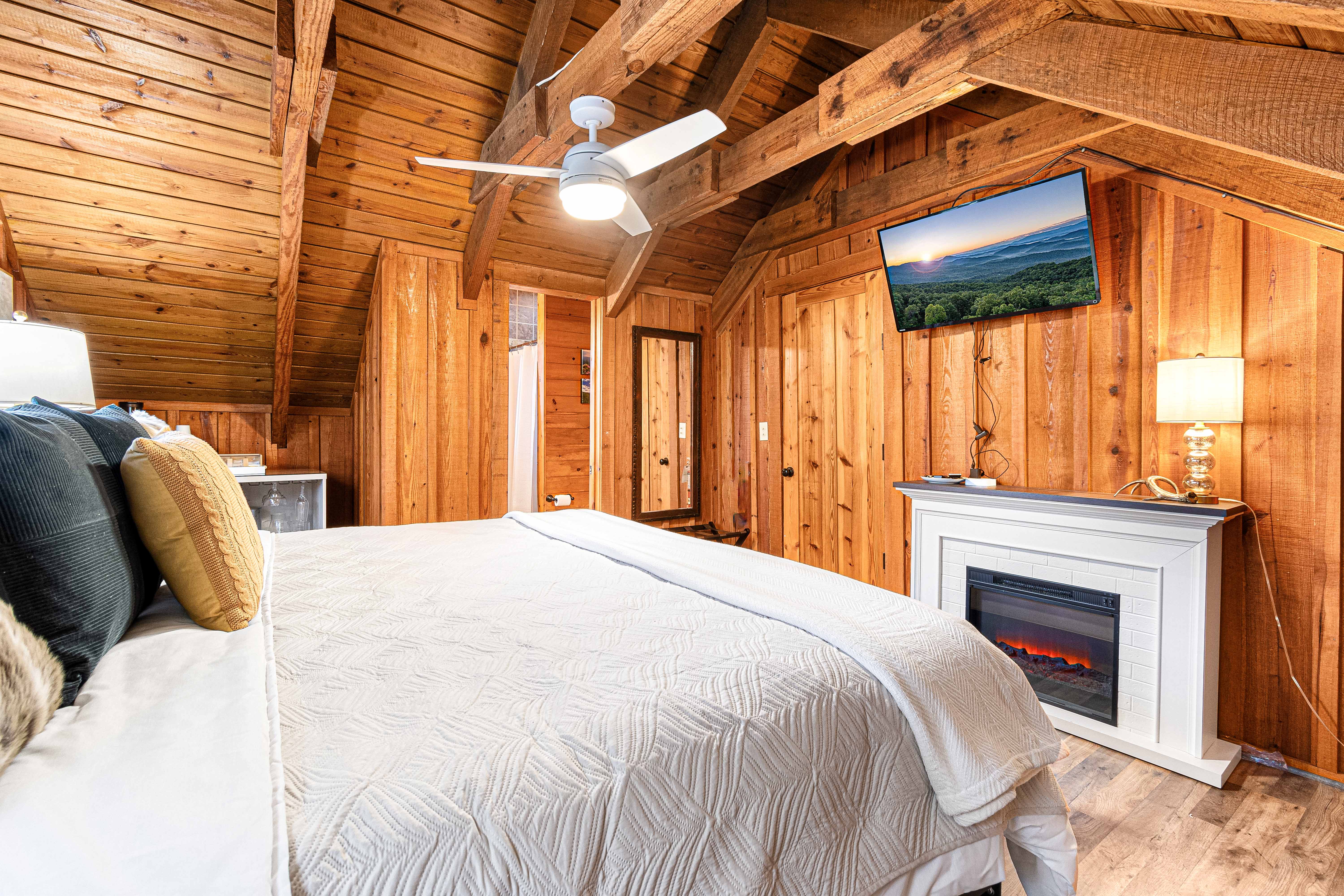 Gatlinburg, Tennessee, 37738, United States, 3 Bedrooms Bedrooms, ,4 BathroomsBathrooms,Residential,For Sale,1977450