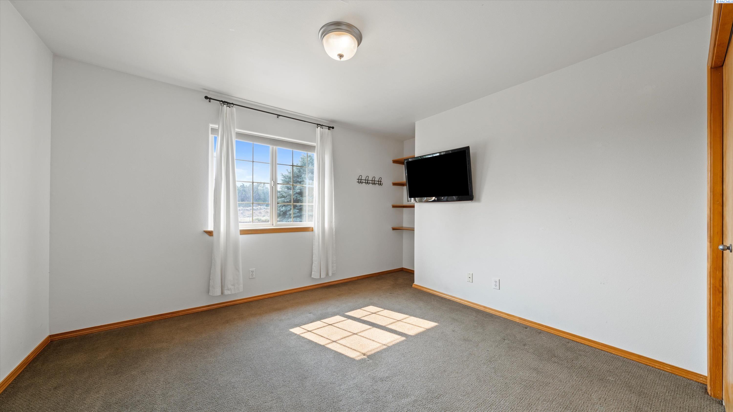 Richland, Washington, 99352, United States, 4 Bedrooms Bedrooms, ,3 BathroomsBathrooms,Residential,For Sale,1940830