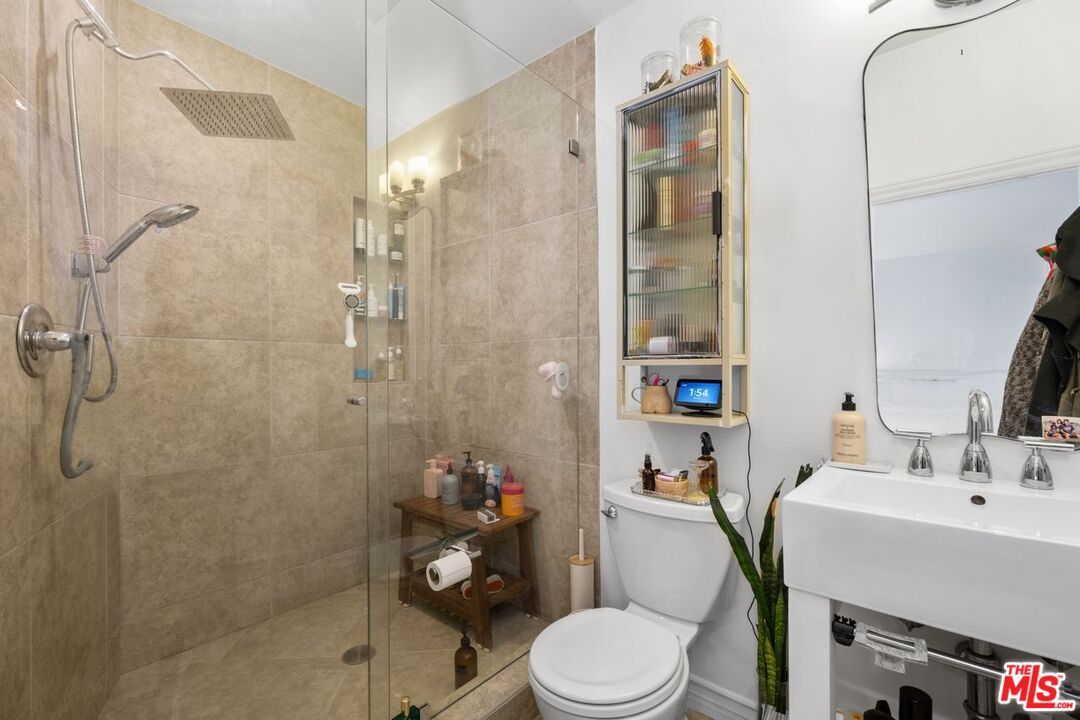 Los Angeles, California, 90064, United States, 3 Bedrooms Bedrooms, ,4 BathroomsBathrooms,Residential,For Sale,1940581