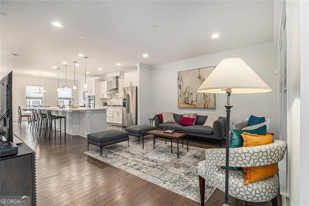 Atlanta, Georgia, 30324, United States, 4 Bedrooms Bedrooms, ,5 BathroomsBathrooms,Residential,For Sale,1909913