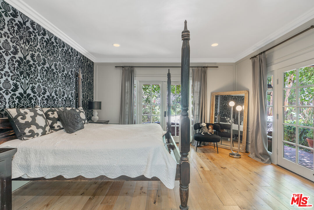 Los Angeles, California, 90005, United States, 3 Bedrooms Bedrooms, ,3 BathroomsBathrooms,Residential,For Sale,1876512