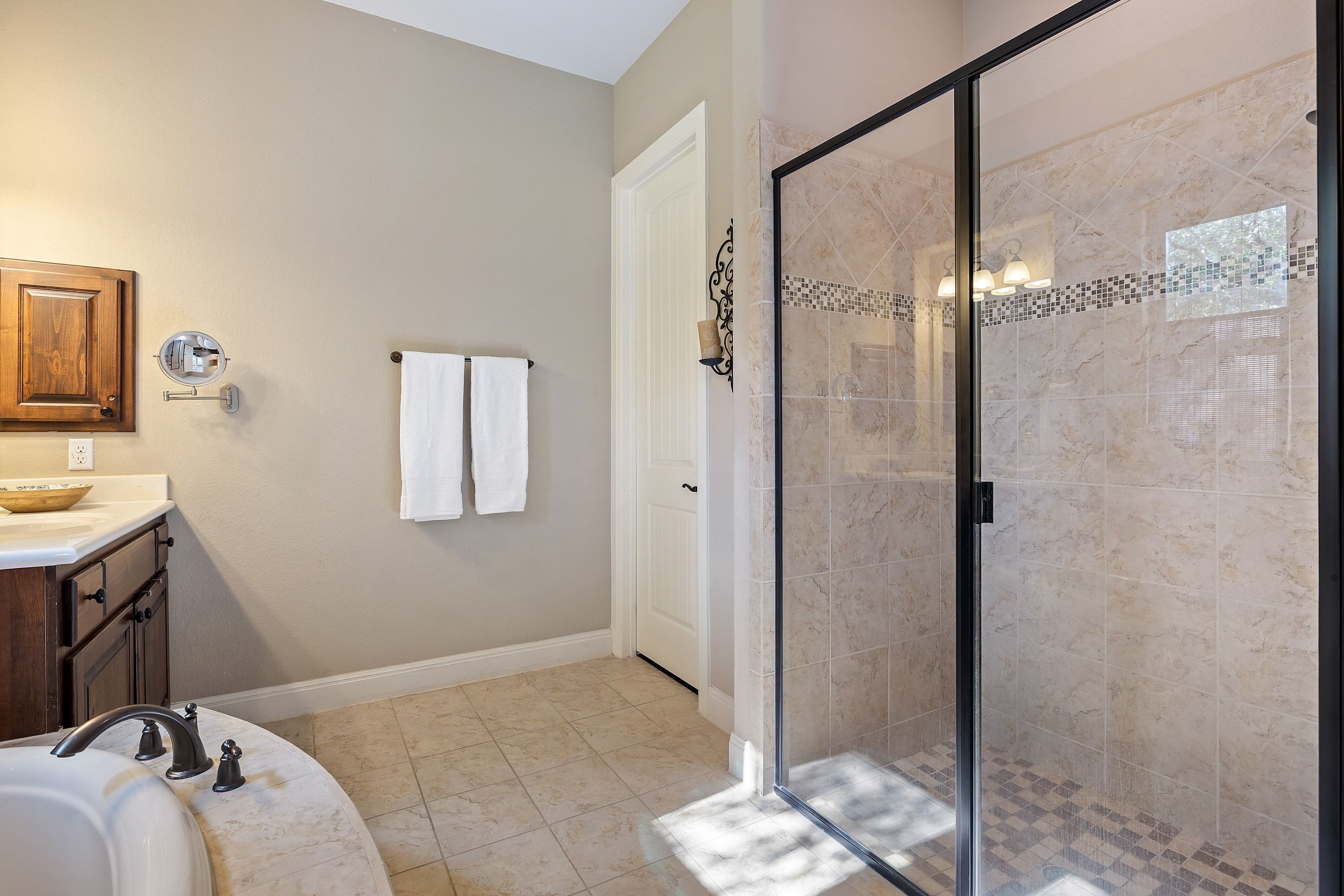  Refined Rocky Creek Living with Private Backyard Oasis - 物件實景