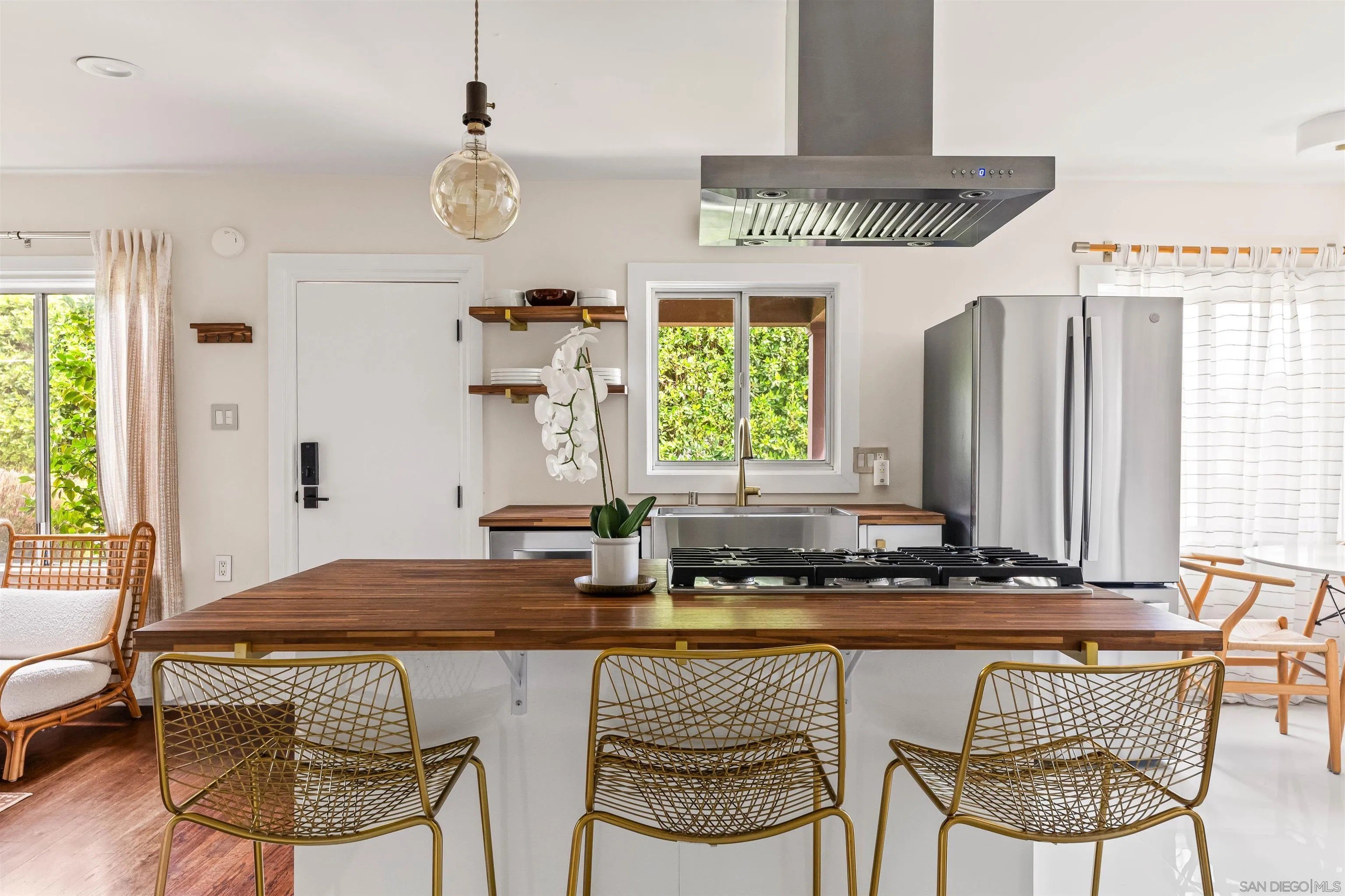 North Hollywood, California, 91601, United States, 2 Bedrooms Bedrooms, ,1 BathroomBathrooms,Residential,For Sale,1992001