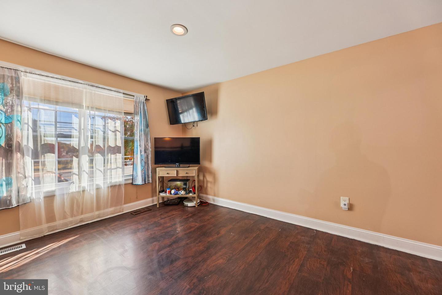 Temple Hills, Maryland, 20748, United States, 5 Bedrooms Bedrooms, ,3 BathroomsBathrooms,Residential,For Sale,1988025