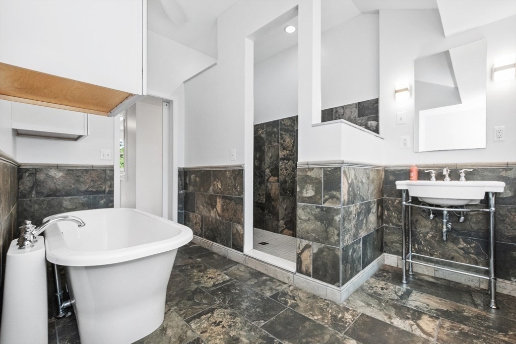 Weymouth, Massachusetts, 02190, United States, 2 Bedrooms Bedrooms, ,1 BathroomBathrooms,Residential,For Sale,1897259