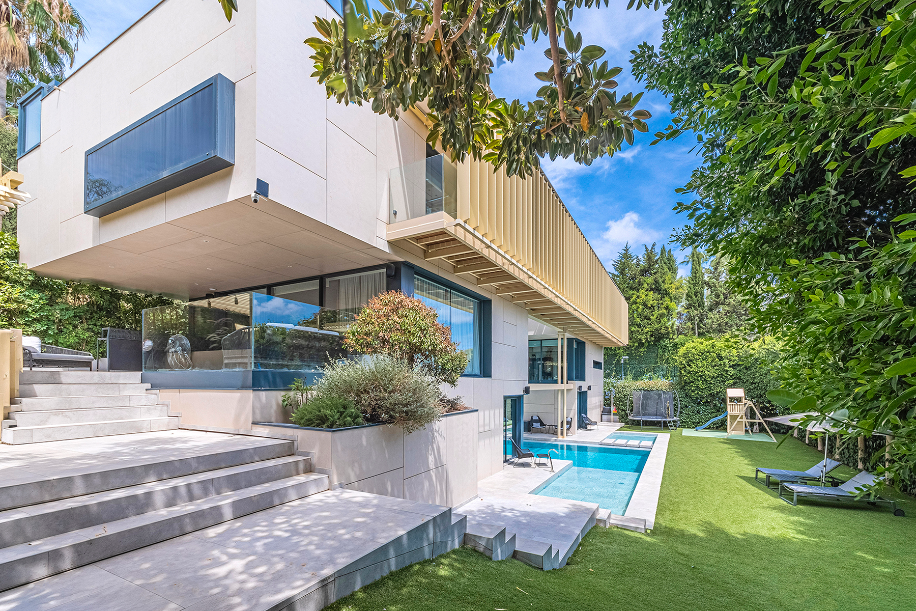  Luxury contemporary villa with pool, garden, and top energy efficiency - 物件實景