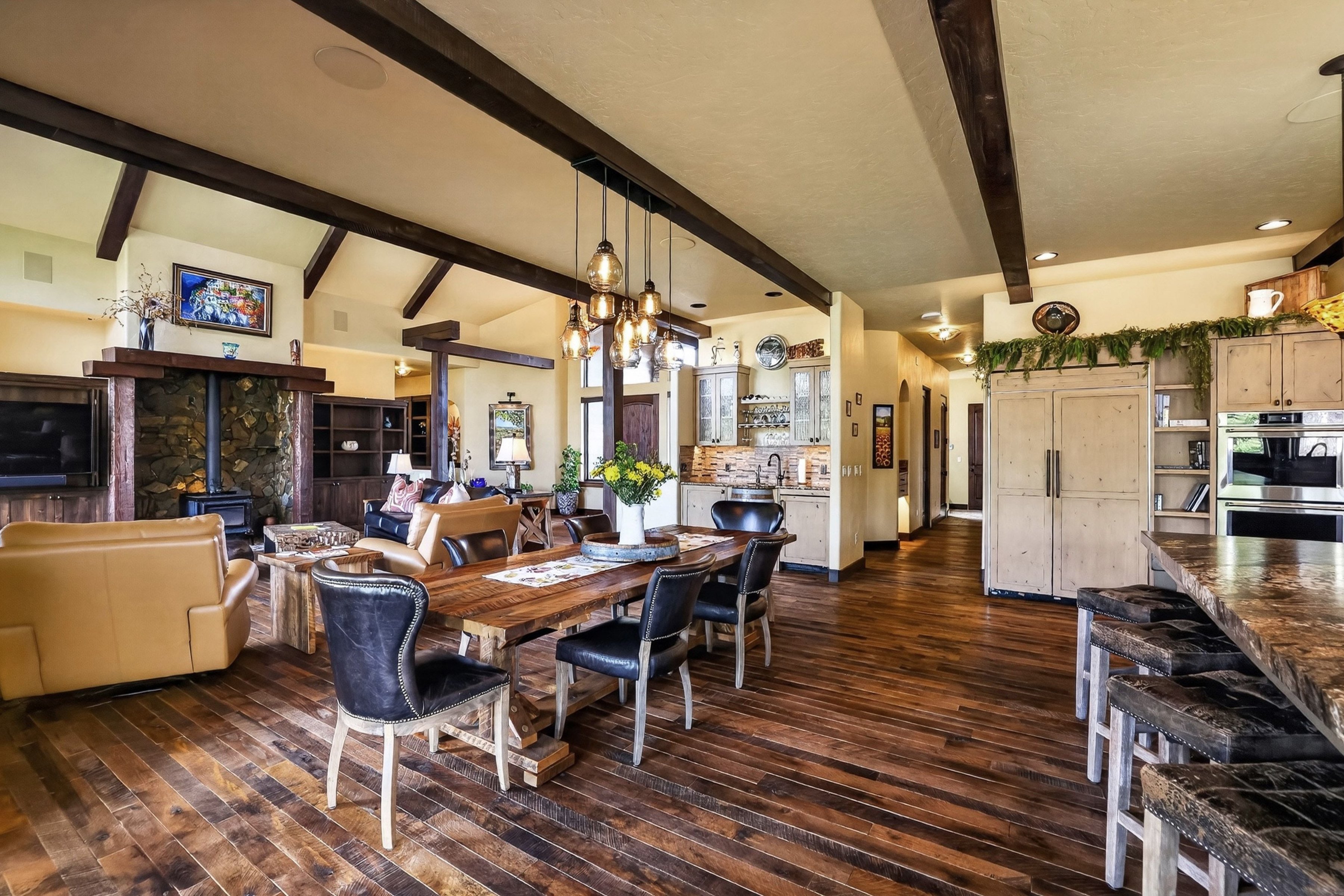  Stunning Home with Payette River Frontage on 2.66 Acres in McCall, Idaho - 物件實景