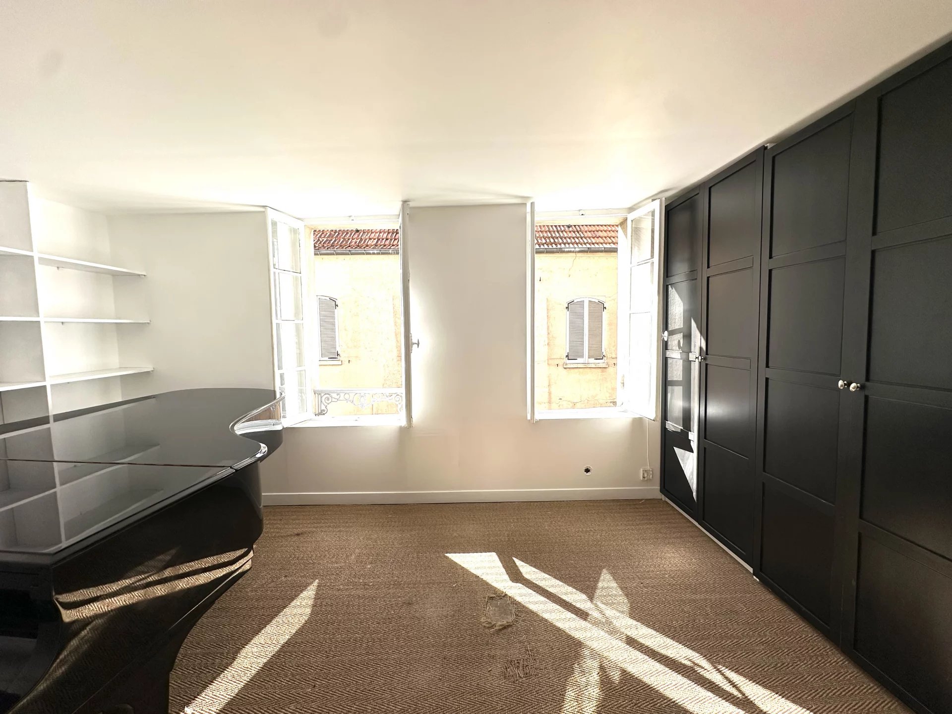 Saint-Germain-en-Laye, Île-de-France, 78100, FR, 3 Bedrooms Bedrooms, ,2 BathroomsBathrooms,Residential,For Sale,1994844