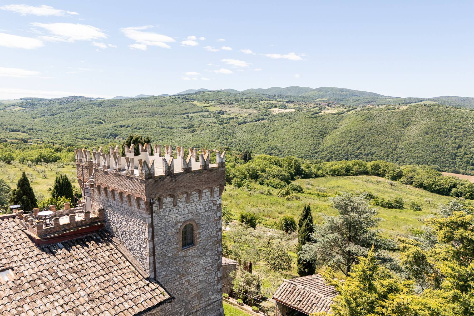  13th-Century Watchtower with Breathtaking Views over Todi - 物件實景