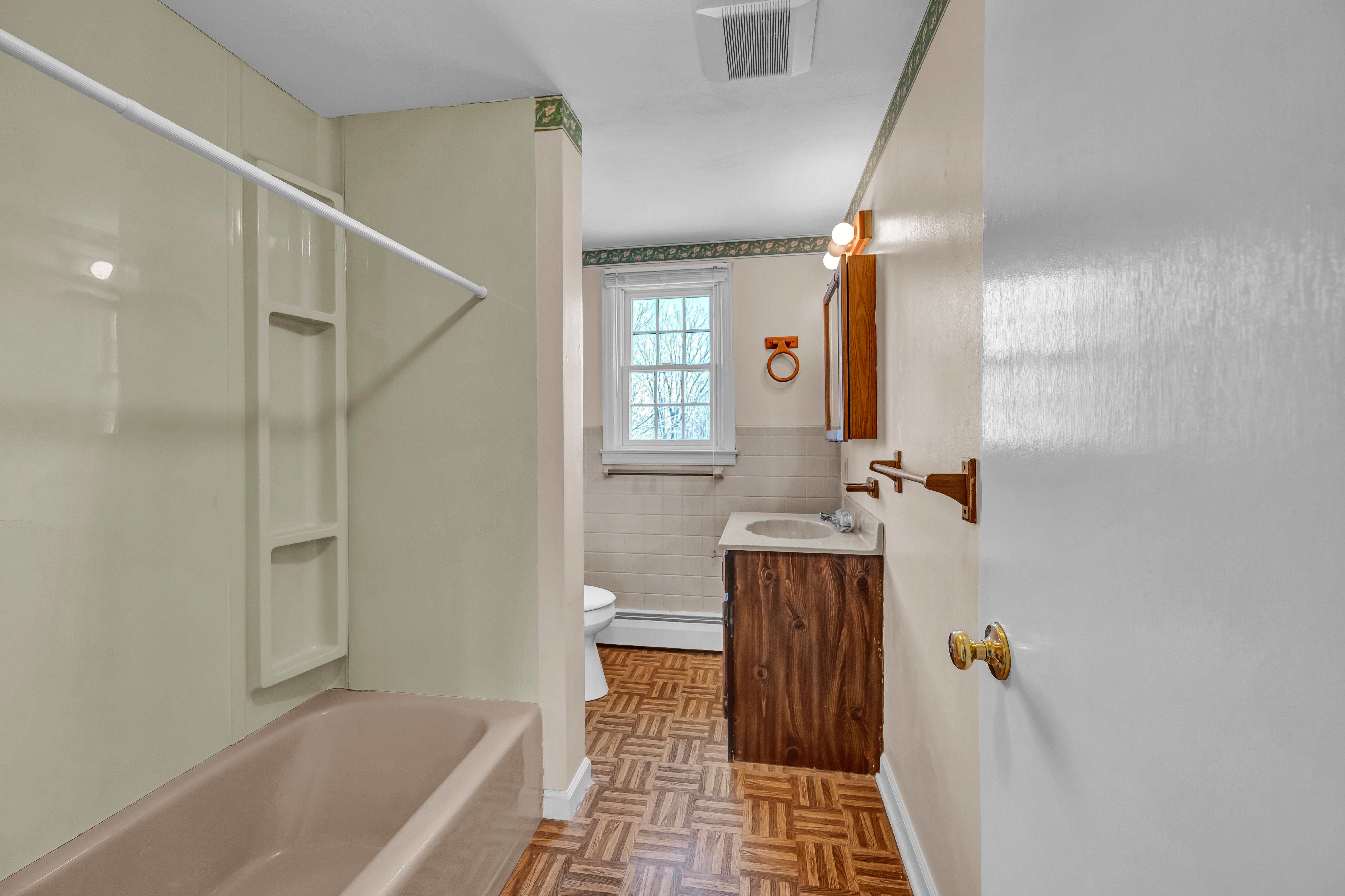  Well Built Colonial - 物件實景