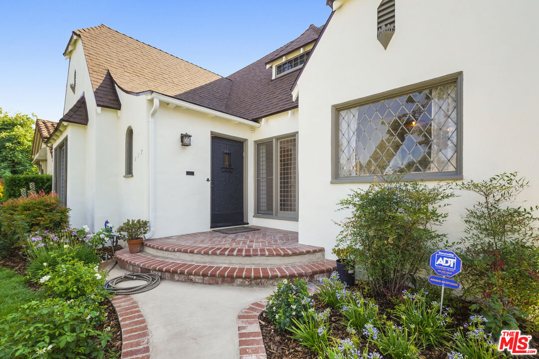 Los Angeles, California, 90036, United States, 3 Bedrooms Bedrooms, ,3 BathroomsBathrooms,Residential,For Sale,1896825