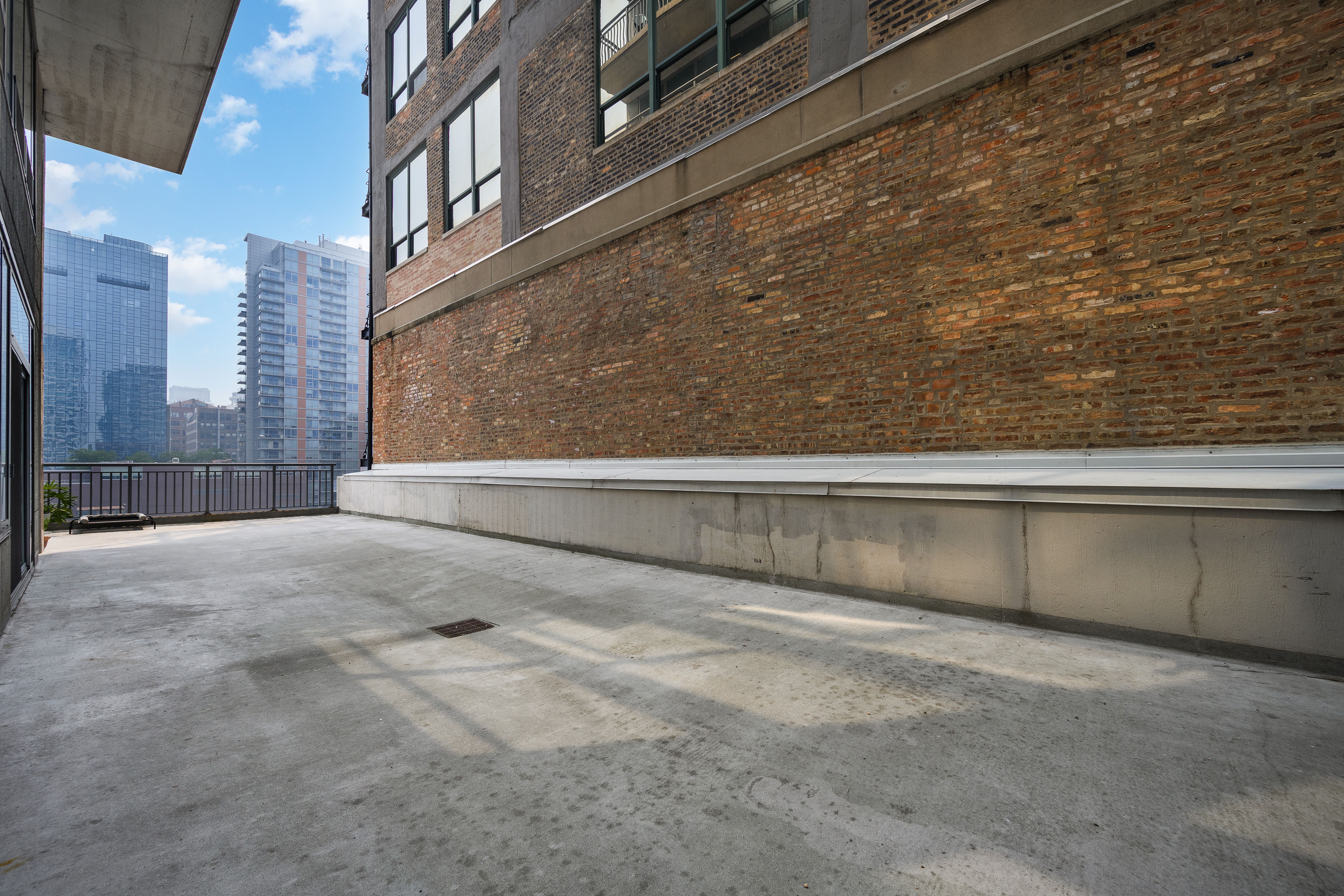  Experience Elevated City Living in This Beautifully Renovated Corner Residence - 物件實景