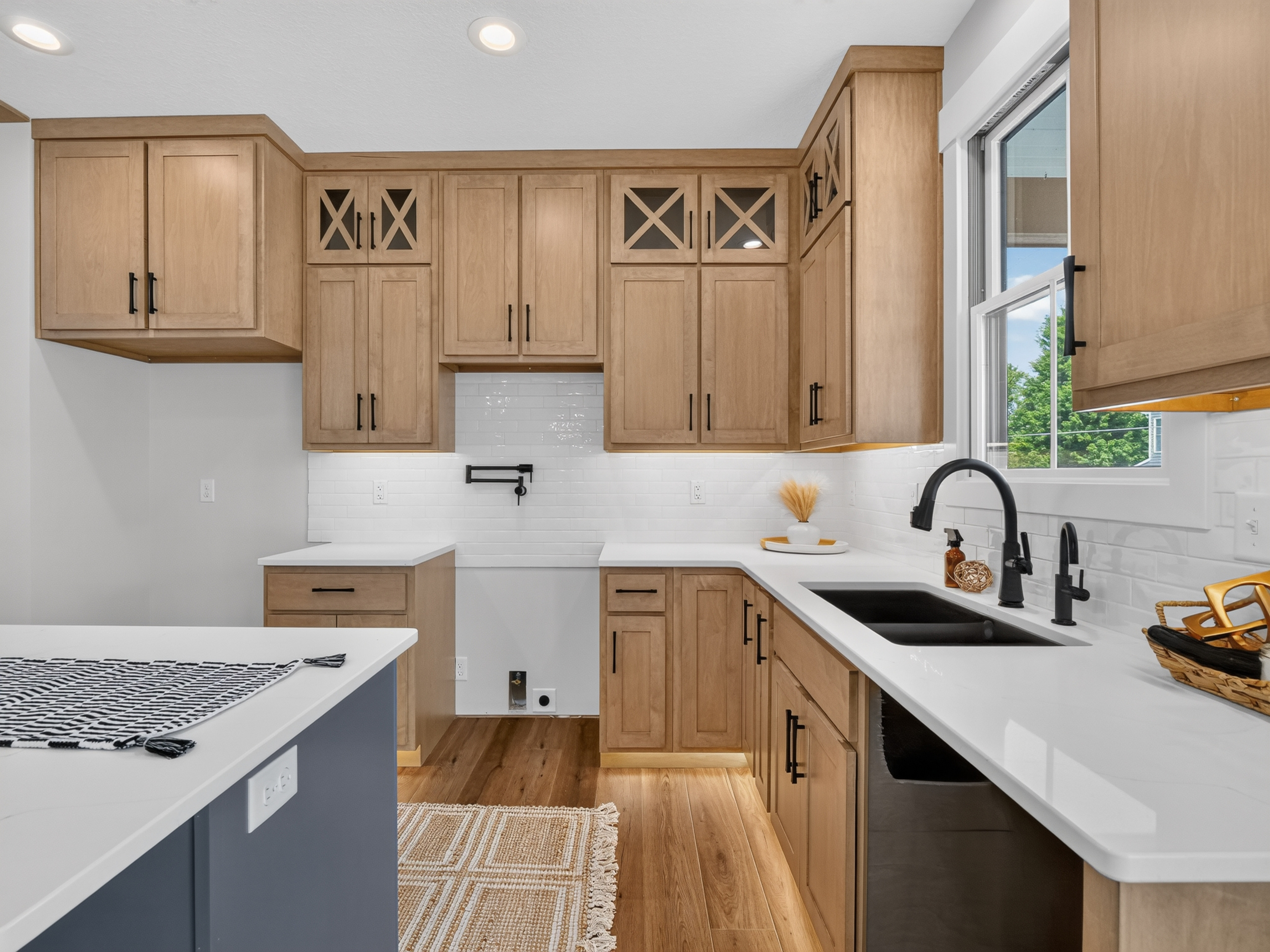  Modern Farmhouse w/ High-End Finishes - 物件實景