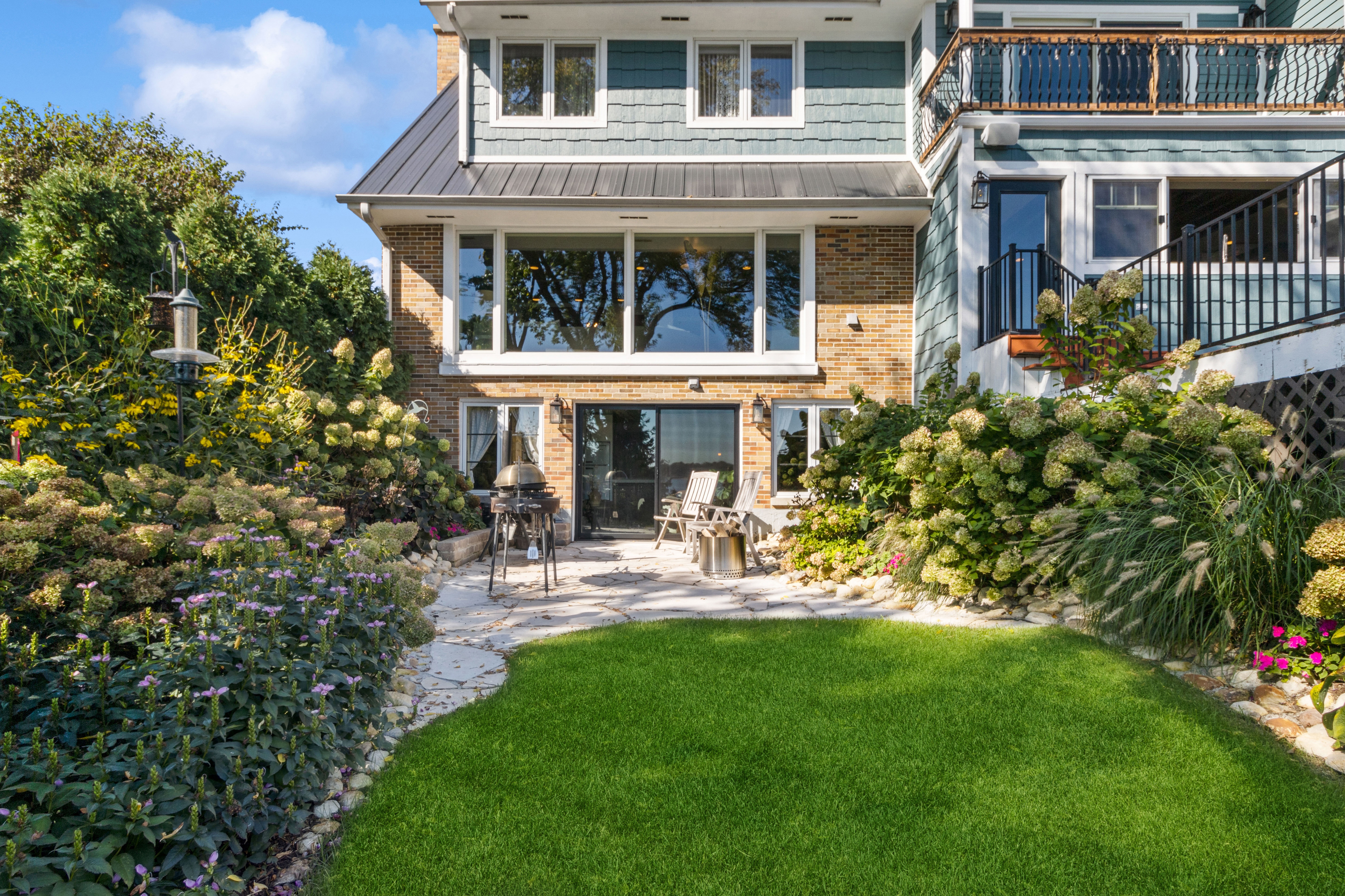  Experience the Uultimate Lakefront Lifestyle in this Legacy Home - 物件實景