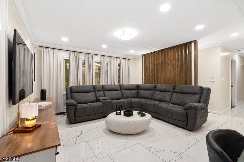 Wayne Twp., New Jersey, 07470, United States, 5 Bedrooms Bedrooms, ,2 BathroomsBathrooms,Residential,For Sale,1988198