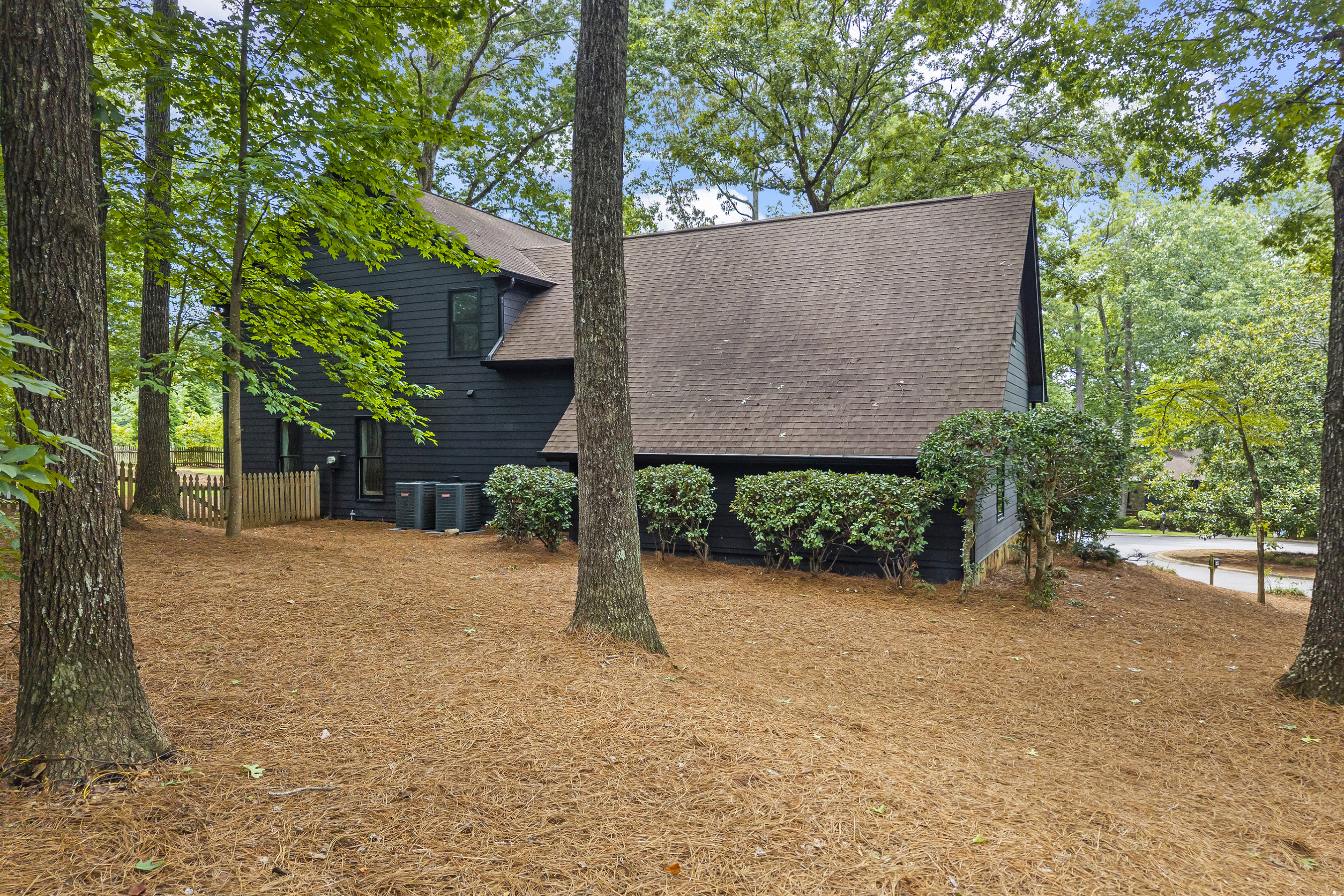  A Perfect Blend: Modern Updates in a Traditional Woodland Forest Home - 物件實景
