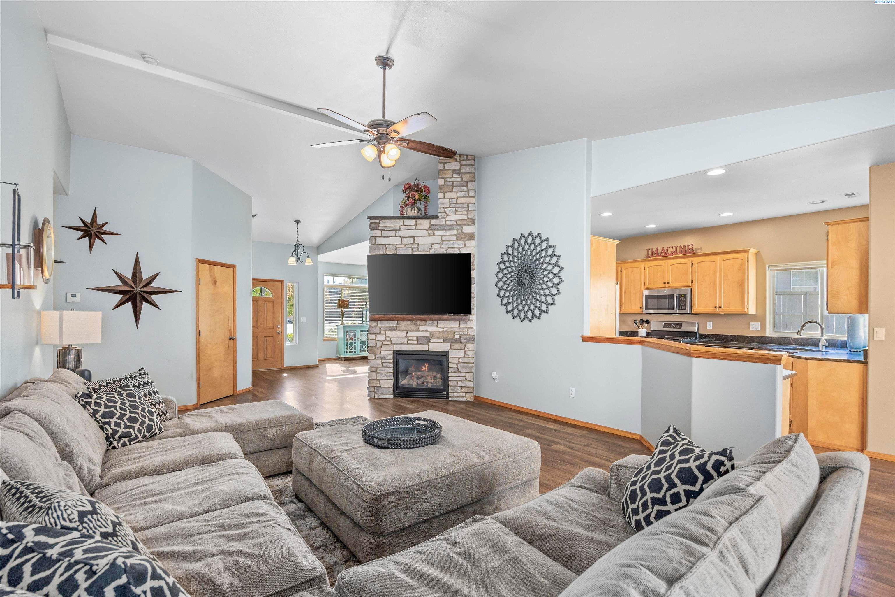 Kennewick, Washington, 99338, United States, 4 Bedrooms Bedrooms, ,2 BathroomsBathrooms,Residential,For Sale,1981833