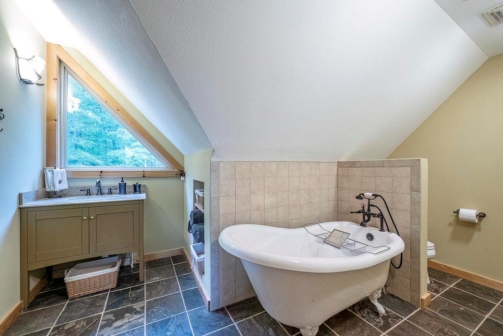 Morganton, Georgia, 30560, United States, 3 Bedrooms Bedrooms, ,4 BathroomsBathrooms,Residential,For Sale,2001017